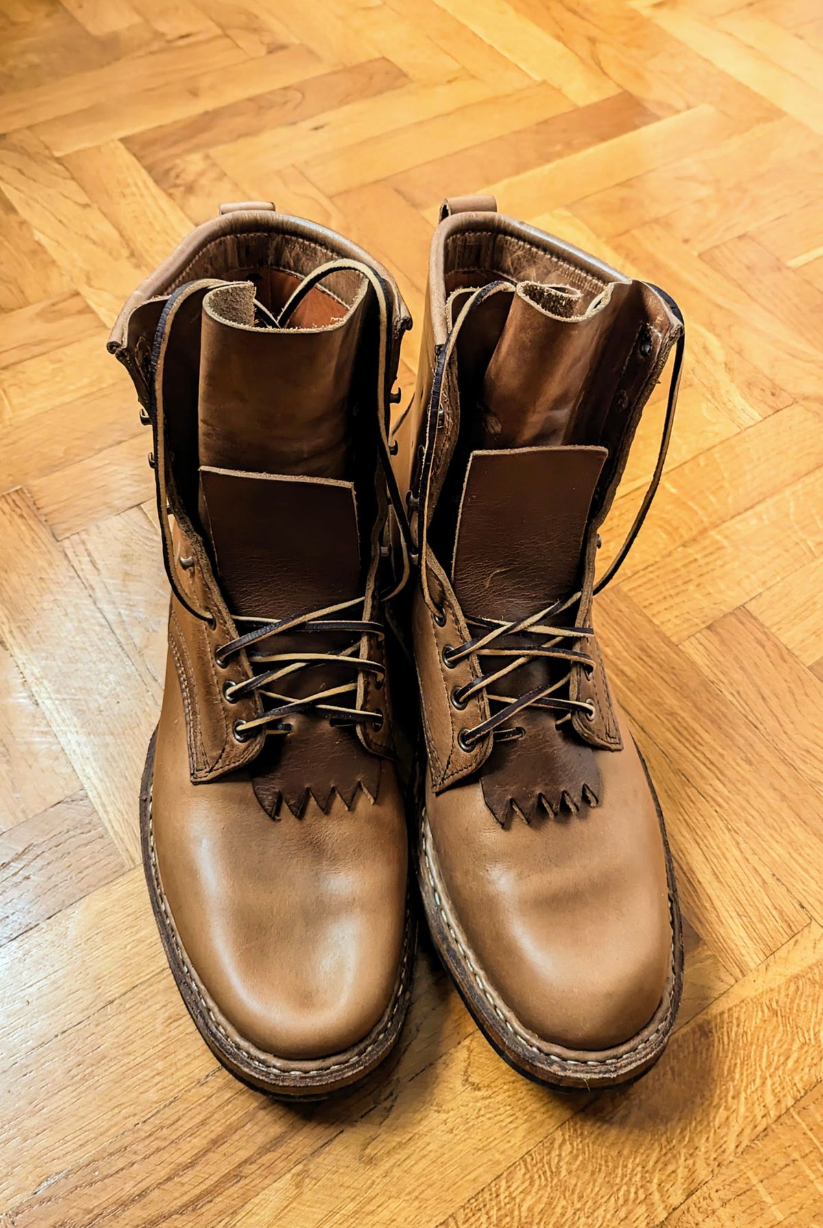 Photo by atmaster on January 6, 2024 of the White's Bounty Hunter in Horween Natural Chromexcel.