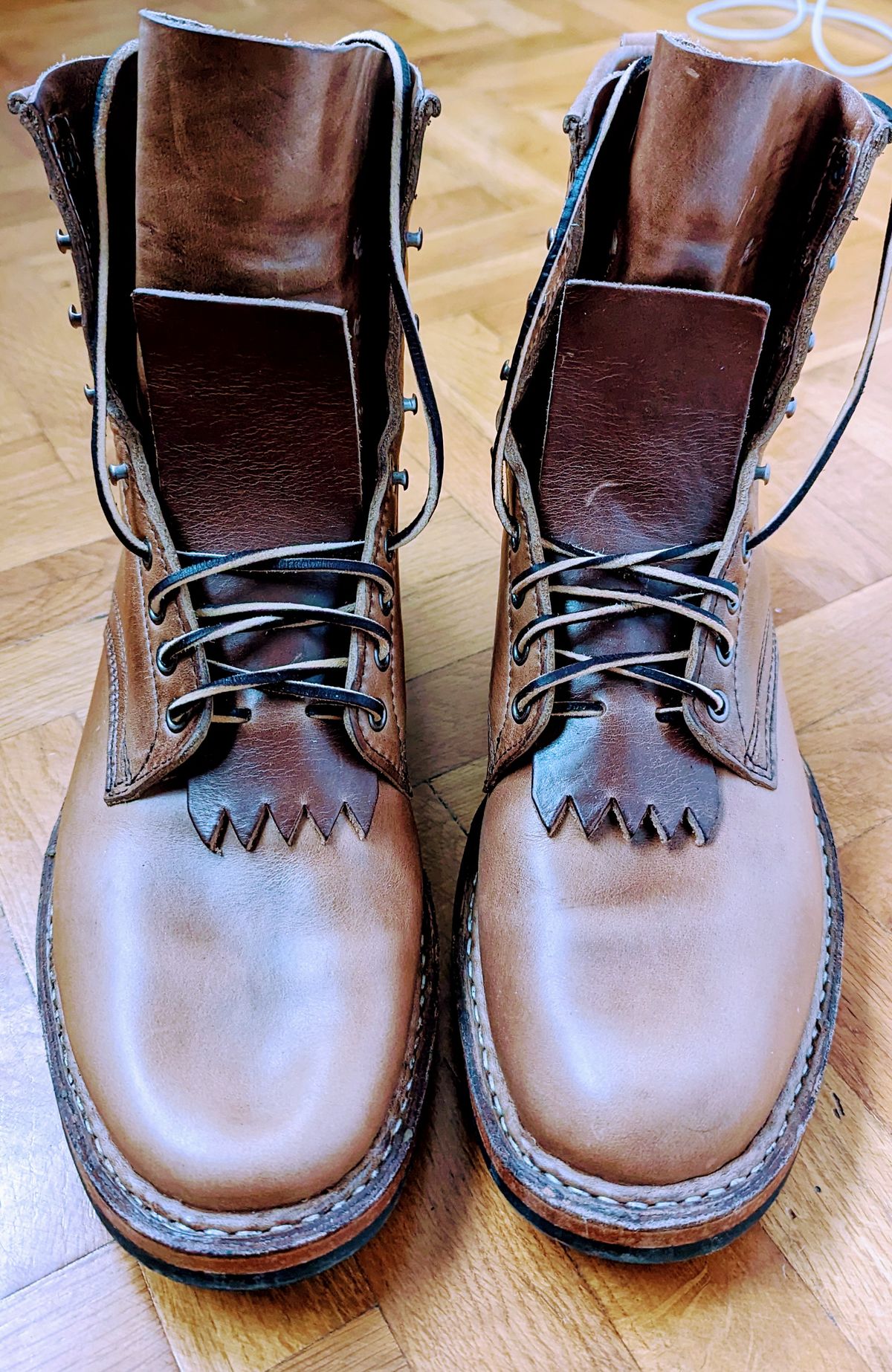 Photo by atmaster on January 6, 2024 of the White's Bounty Hunter in Horween Natural Chromexcel.
