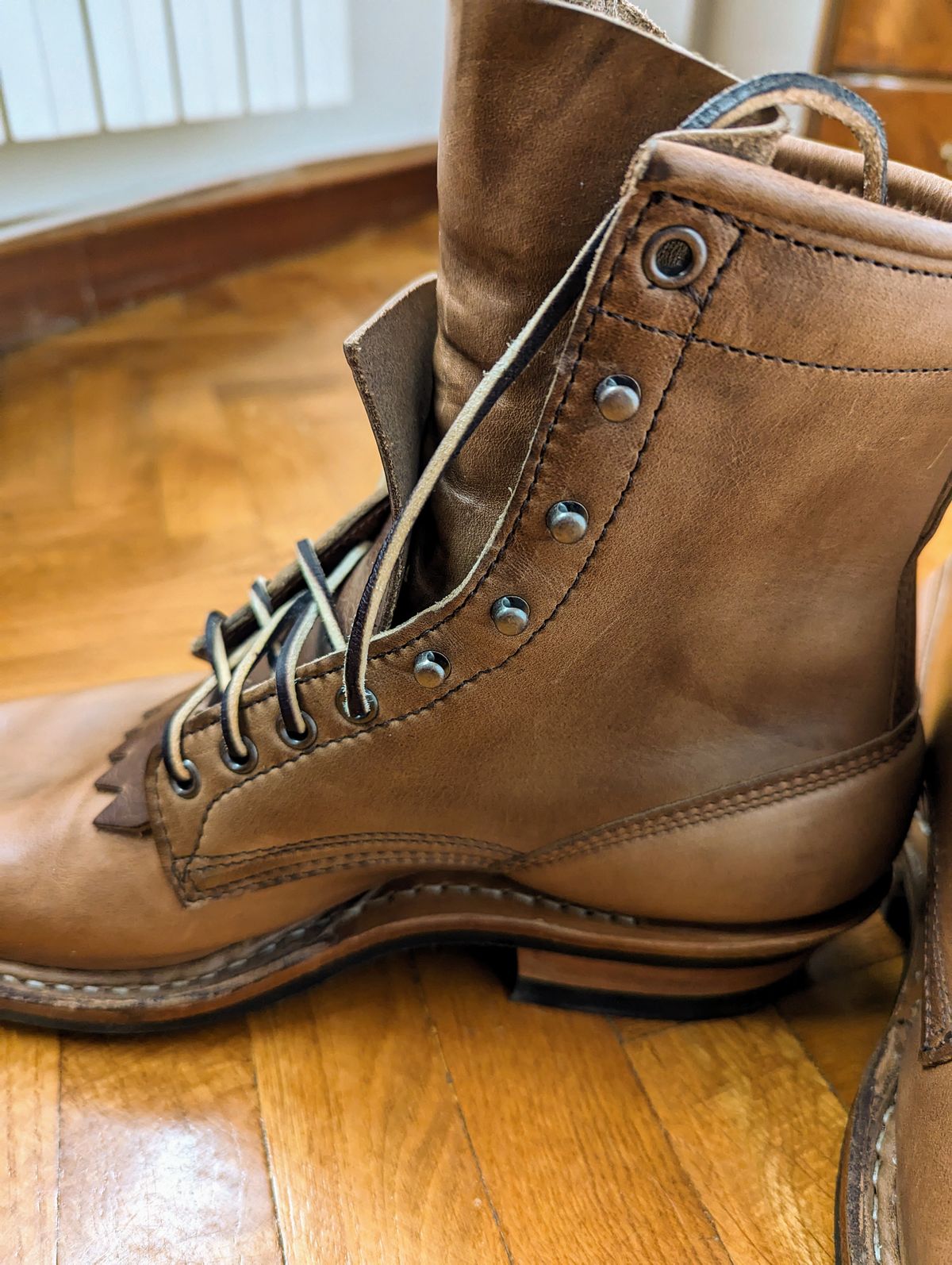 Photo by atmaster on January 6, 2024 of the White's Bounty Hunter in Horween Natural Chromexcel.