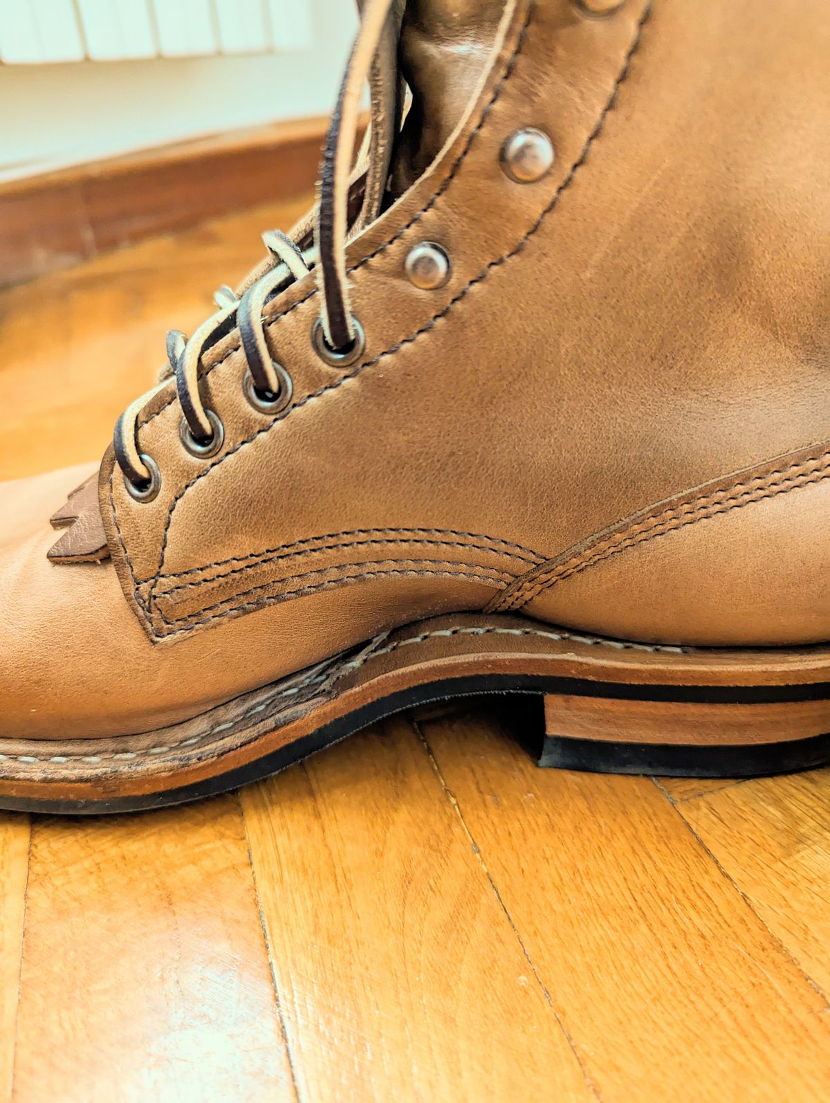 Photo by atmaster on January 6, 2024 of the White's Bounty Hunter in Horween Natural Chromexcel.