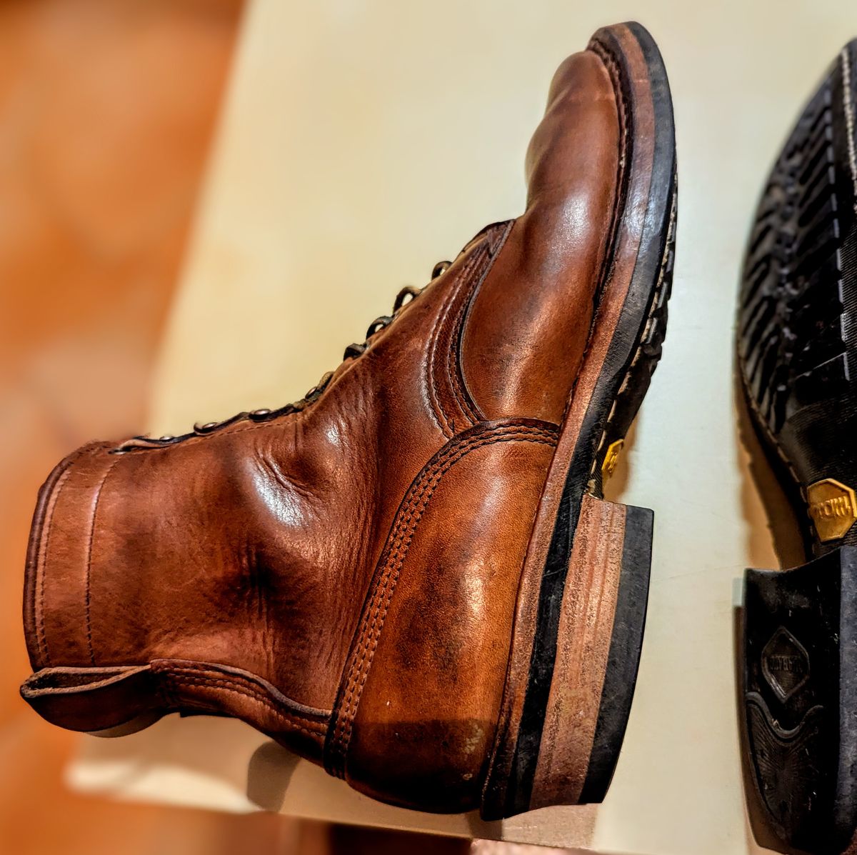 Photo by atmaster on November 18, 2024 of the White's Bounty Hunter in Horween Natural Chromexcel.