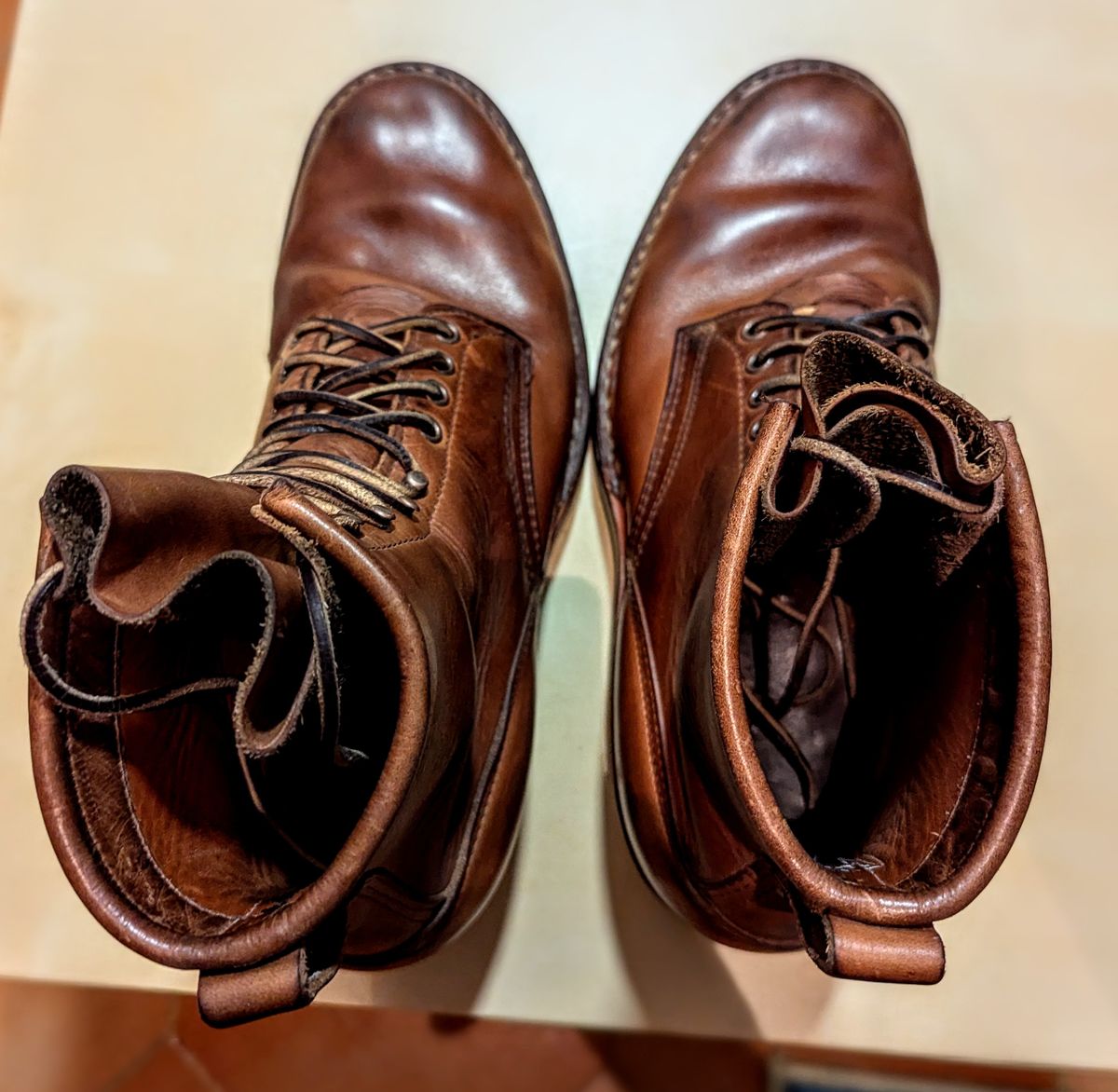 Photo by atmaster on November 18, 2024 of the White's Bounty Hunter in Horween Natural Chromexcel.