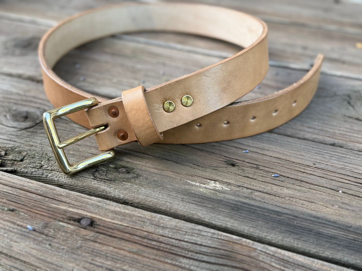 Photo by jayandhisboots on October 1, 2025 of the Self-Made Belt in J&FJ Baker Natural Oak Bark Tanned Harness.