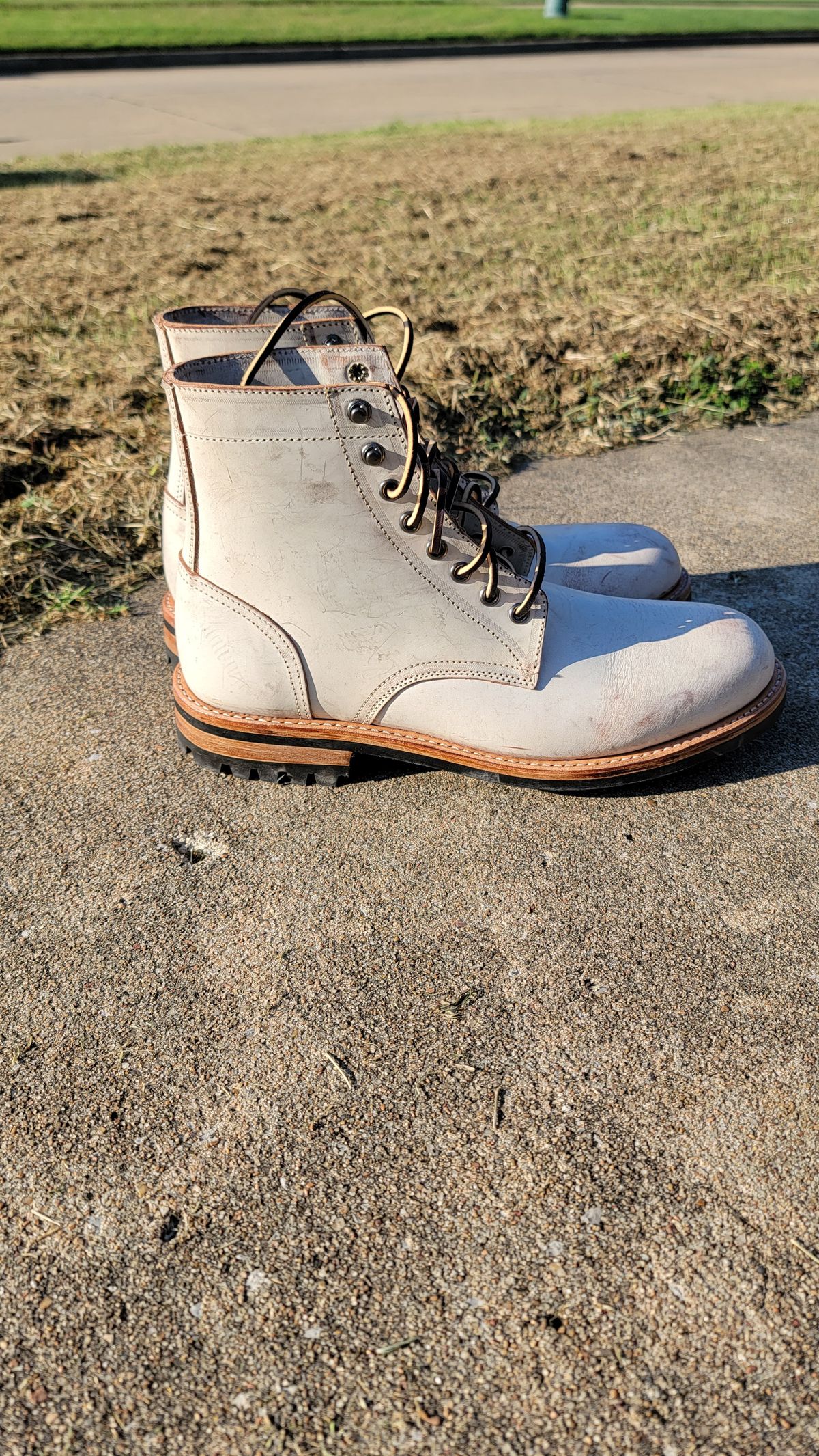 Photo by Jeppysboots on October 1, 2023 of the Oak Street Bootmakers Trench Boot in Volpi Whitewash Overdye Abetone.