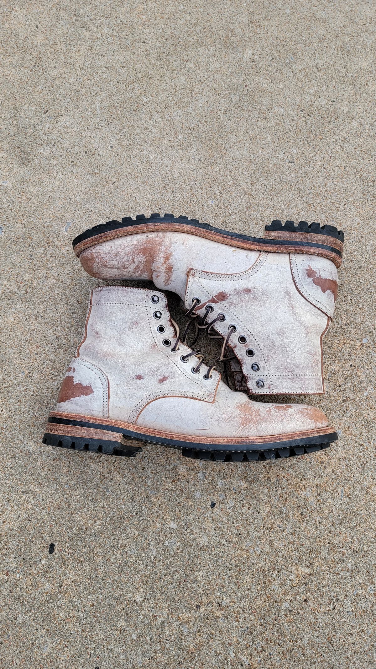Photo by Jeppysboots on November 6, 2023 of the Oak Street Bootmakers Trench Boot in Volpi Whitewash Overdye Abetone.