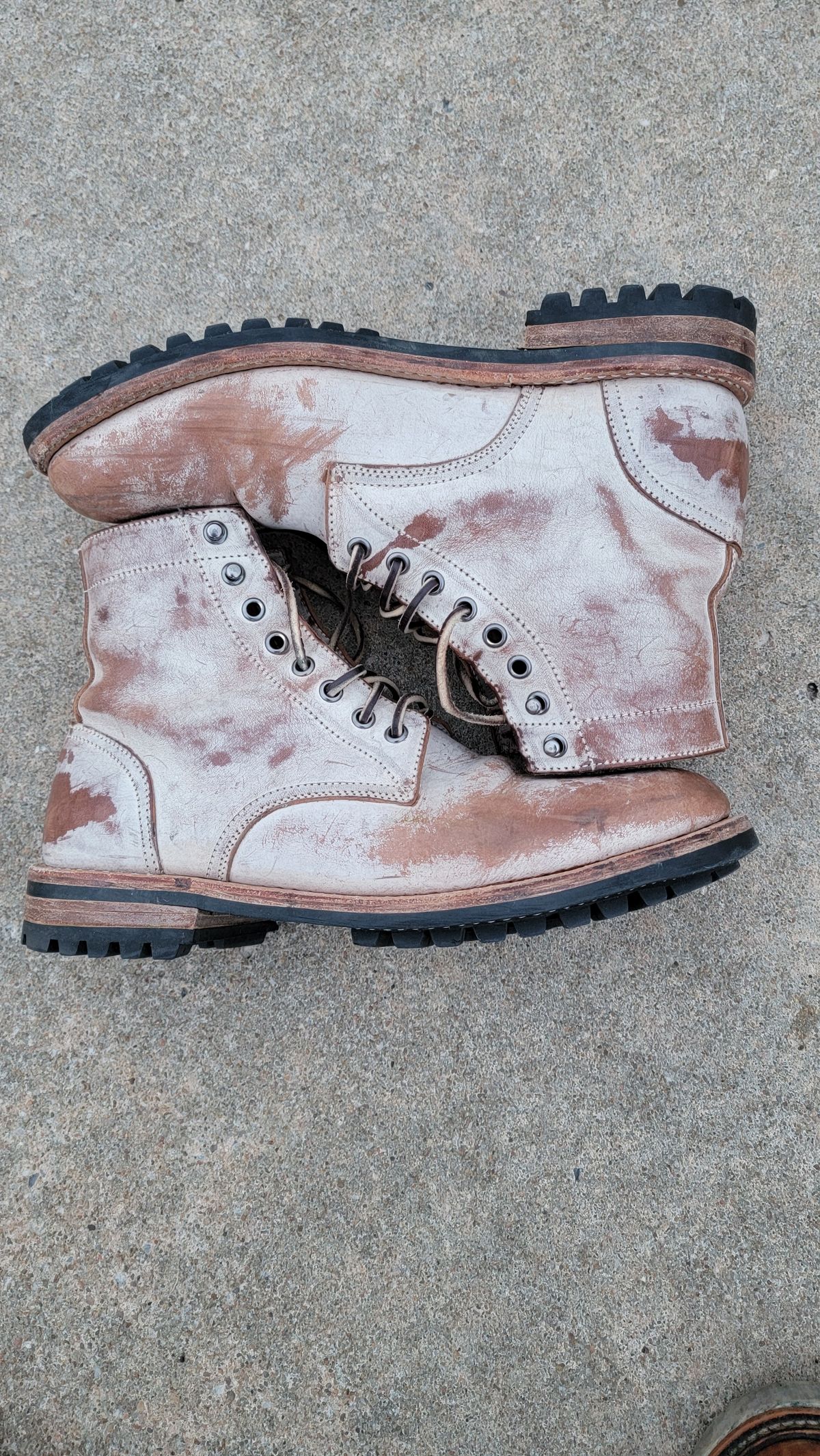 Photo by Jeppysboots on January 5, 2024 of the Oak Street Bootmakers Trench Boot in Volpi Whitewash Overdye Abetone.