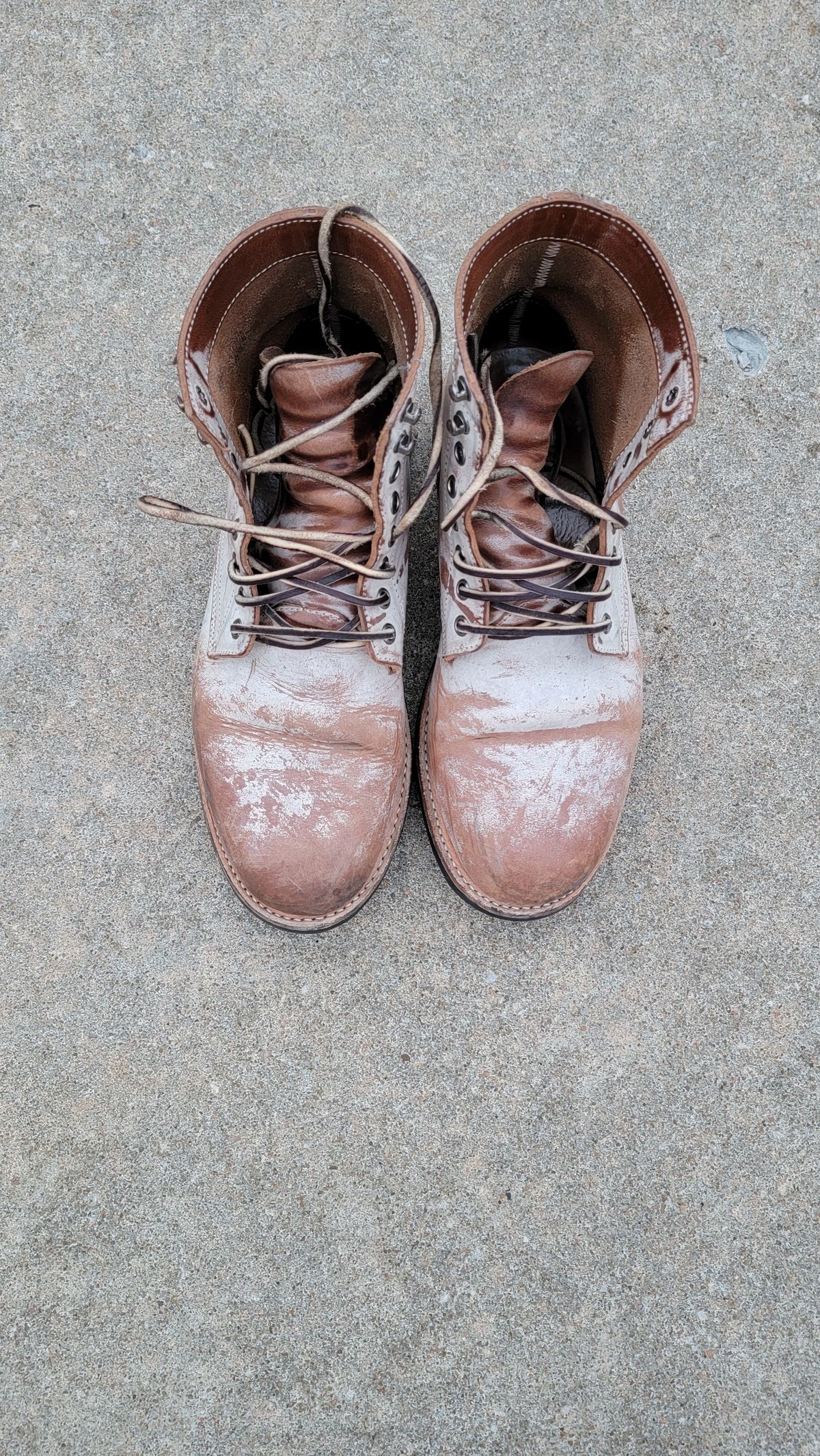 Photo by Jeppysboots on January 5, 2024 of the Oak Street Bootmakers Trench Boot in Volpi Whitewash Overdye Abetone.