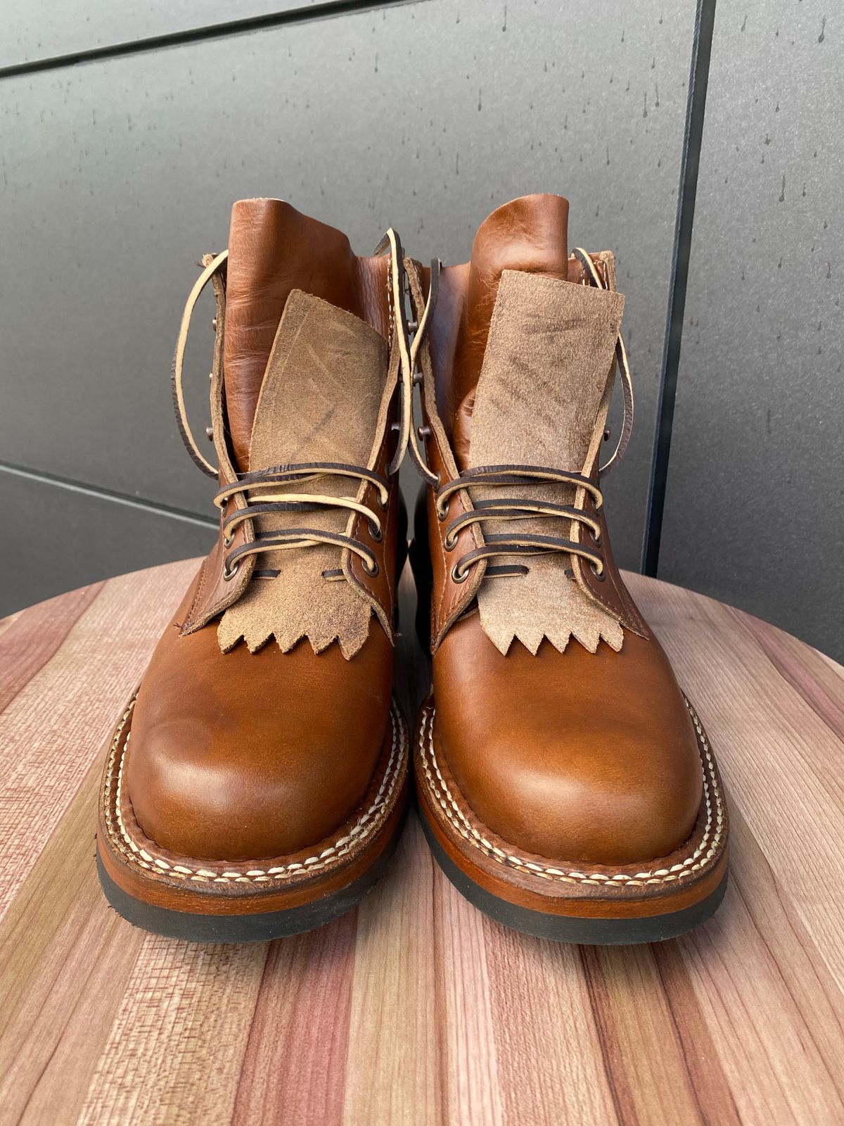 Photo by indigo_footprint on October 1, 2022 of the White's 350 Cruiser in Horween British Tan Chromexcel.