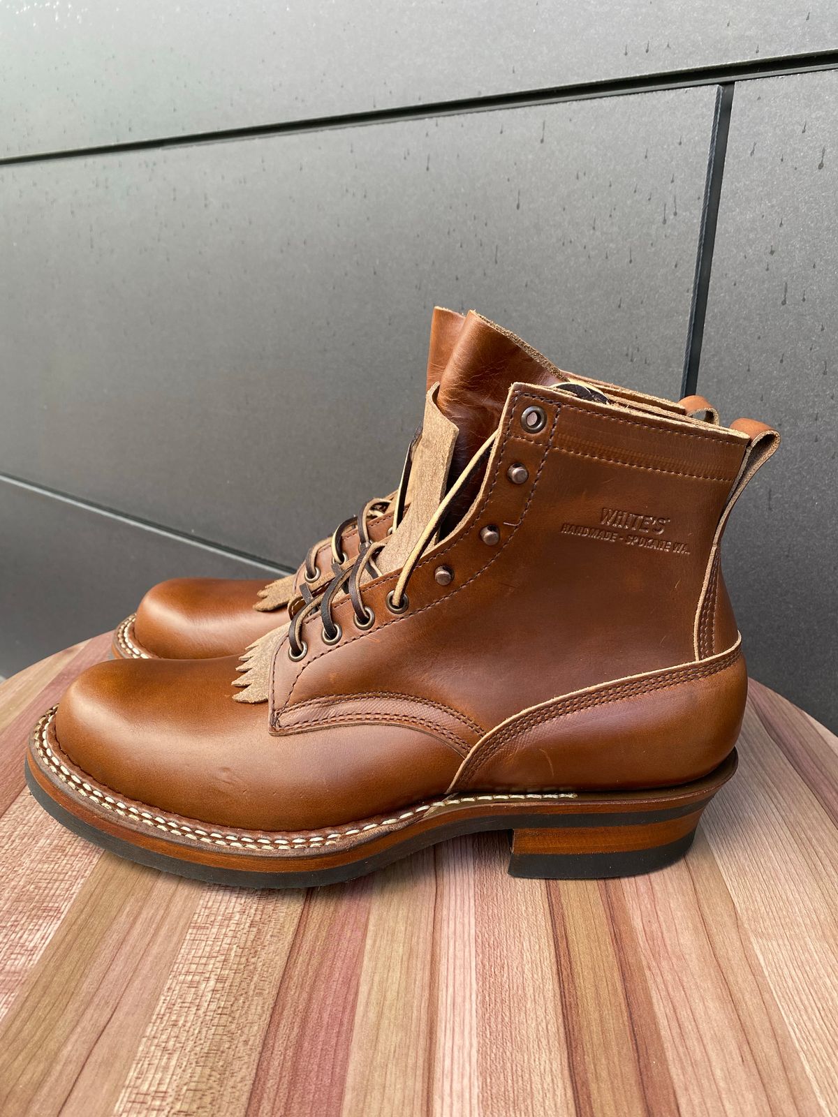 Photo by indigo_footprint on October 1, 2022 of the White's 350 Cruiser in Horween British Tan Chromexcel.