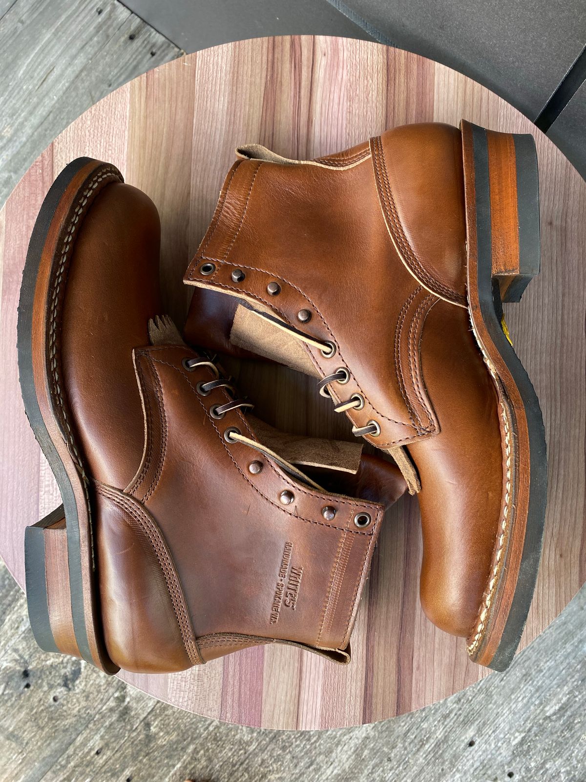 Photo by indigo_footprint on October 1, 2022 of the White's 350 Cruiser in Horween British Tan Chromexcel.