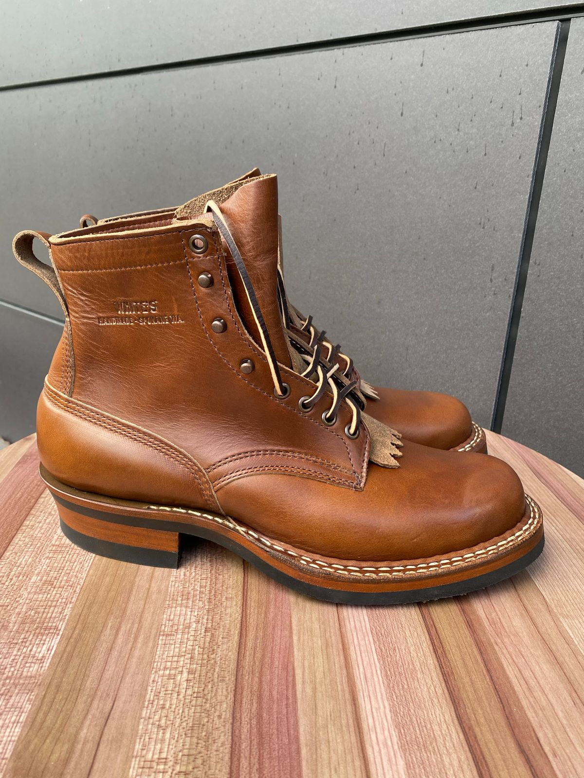 Photo by indigo_footprint on October 1, 2022 of the White's 350 Cruiser in Horween British Tan Chromexcel.