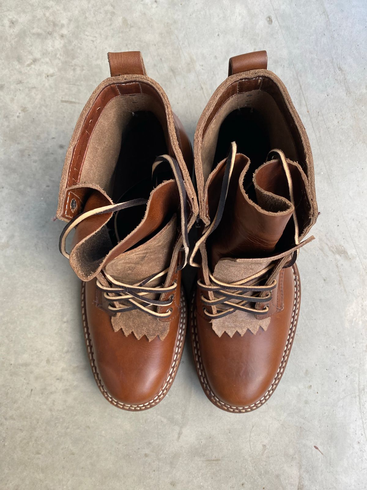 Photo by indigo_footprint on October 1, 2022 of the White's 350 Cruiser in Horween British Tan Chromexcel.
