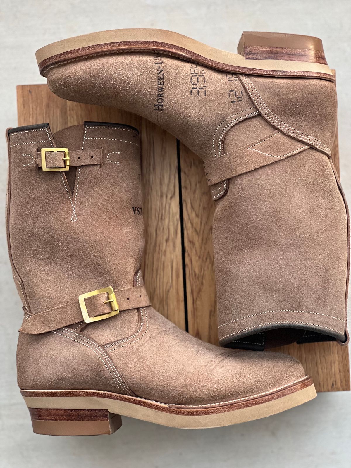 Photo by aminnix829 on October 1, 2023 of the Unsung U 22-2 Engineer Boot in Horween Natural Chromexcel Horsehide Roughout.