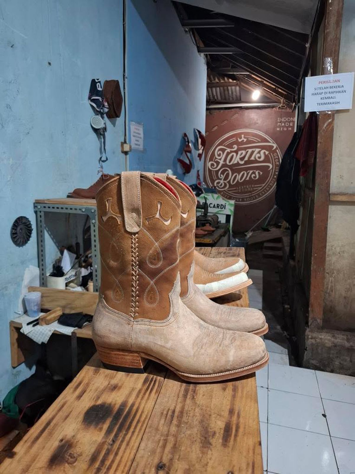 Photo by aminnix829 on September 30, 2025 of the Fortis Boots Yudistira Cowboy Boot in Natural Horsebutt Reverse.