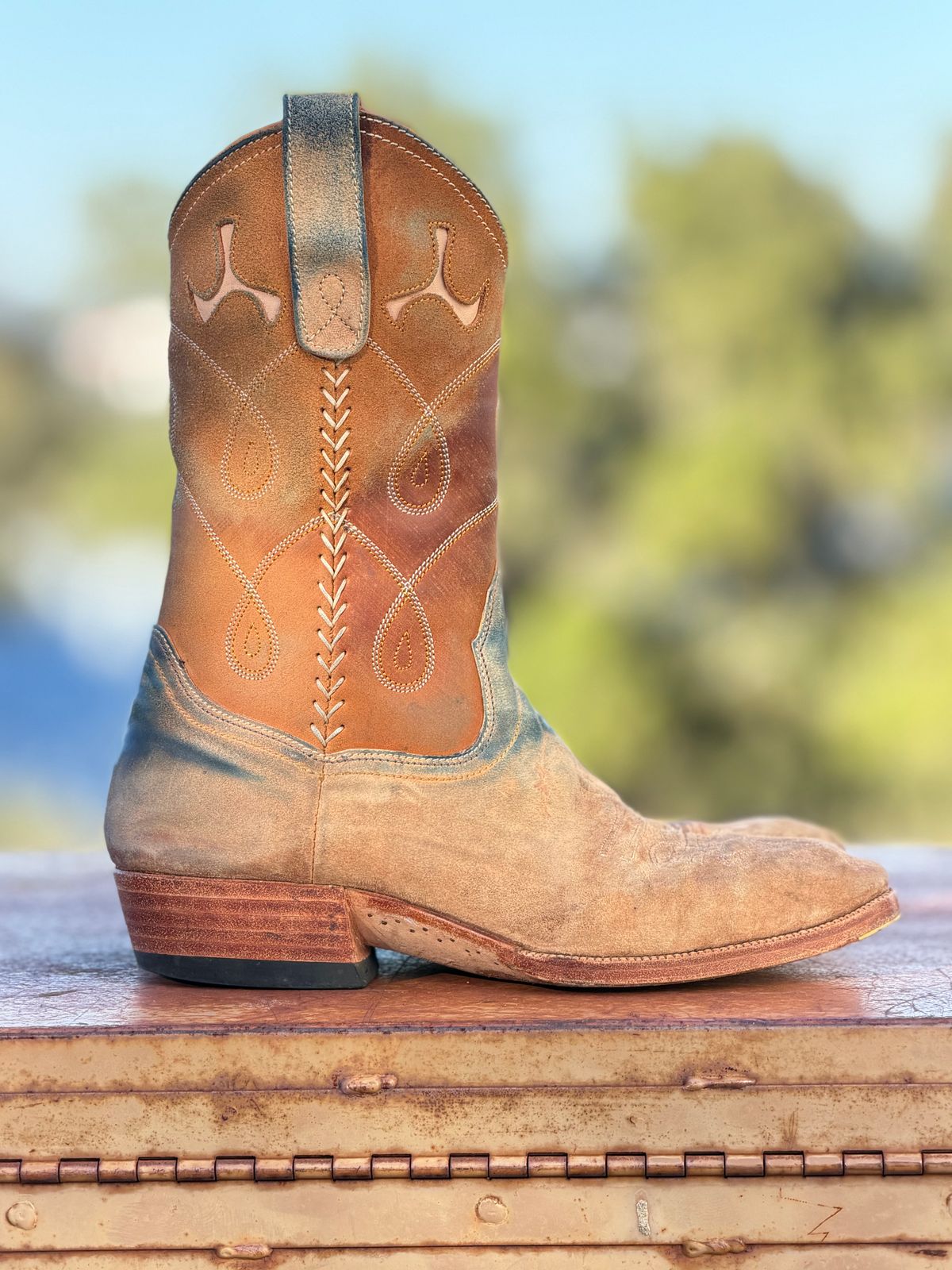 Photo by aminnix829 on November 5, 2025 of the Fortis Boots Yudistira Cowboy Boot in Natural Horsebutt Reverse.