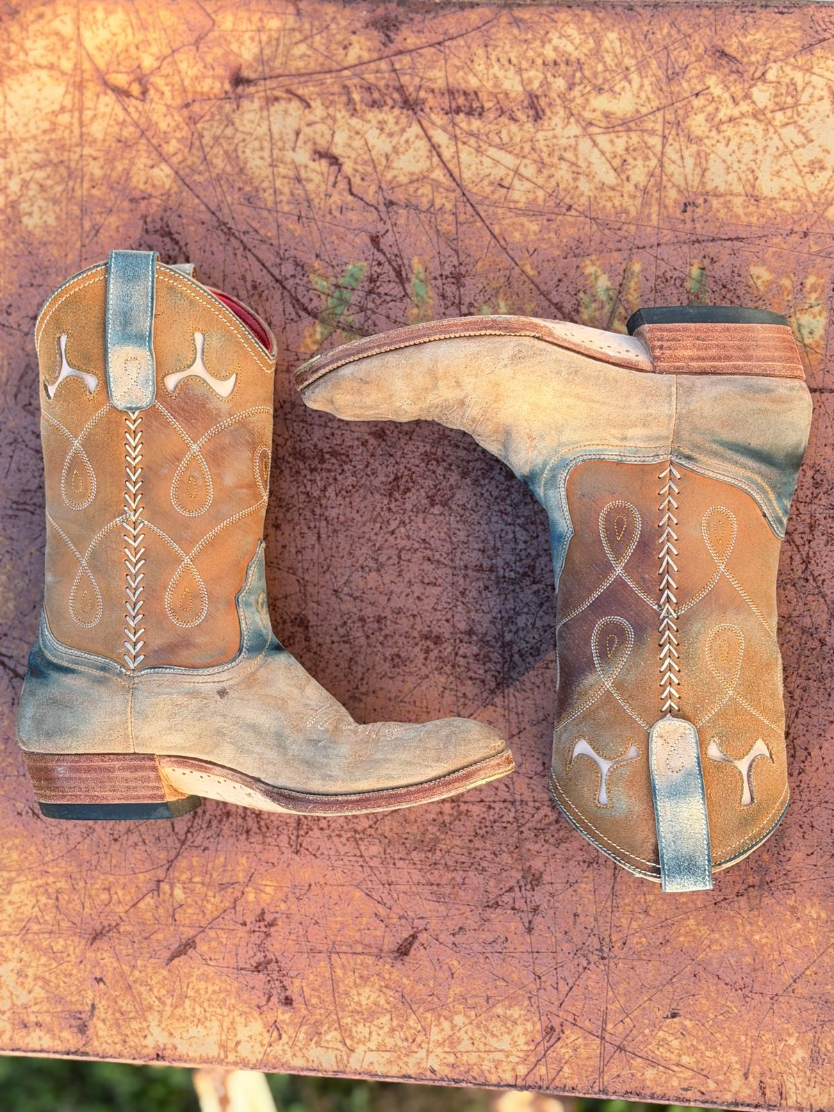 Photo by aminnix829 on November 5, 2025 of the Fortis Boots Yudistira Cowboy Boot in Natural Horsebutt Reverse.