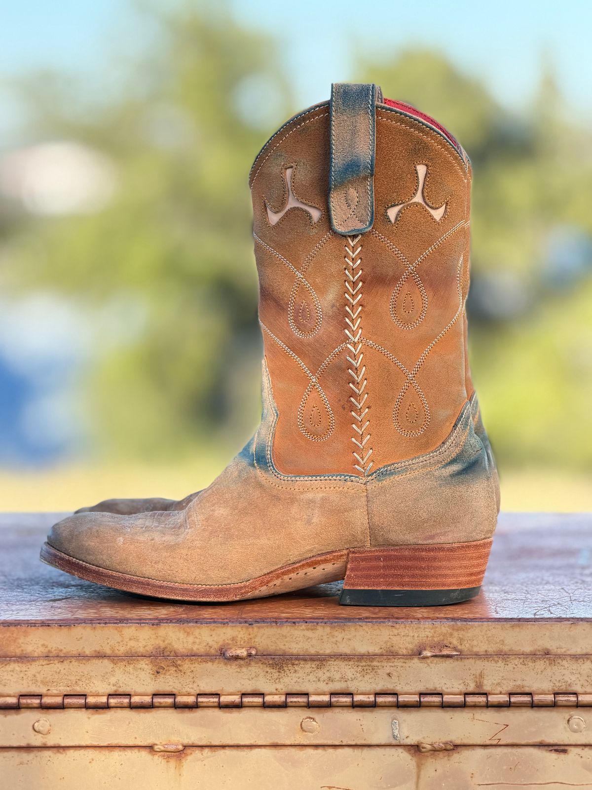 Photo by aminnix829 on November 5, 2025 of the Fortis Boots Yudistira Cowboy Boot in Natural Horsebutt Reverse.