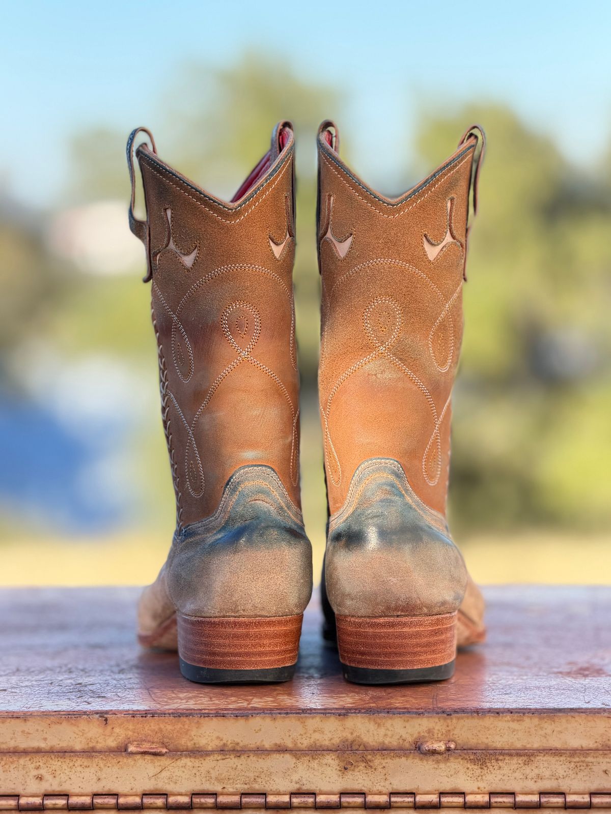 Photo by aminnix829 on November 5, 2025 of the Fortis Boots Yudistira Cowboy Boot in Natural Horsebutt Reverse.