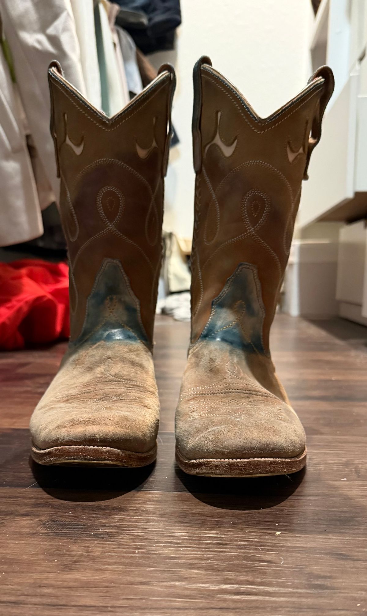 Photo by aminnix829 on November 6, 2025 of the Fortis Boots Yudistira Cowboy Boot in Natural Horsebutt Reverse.