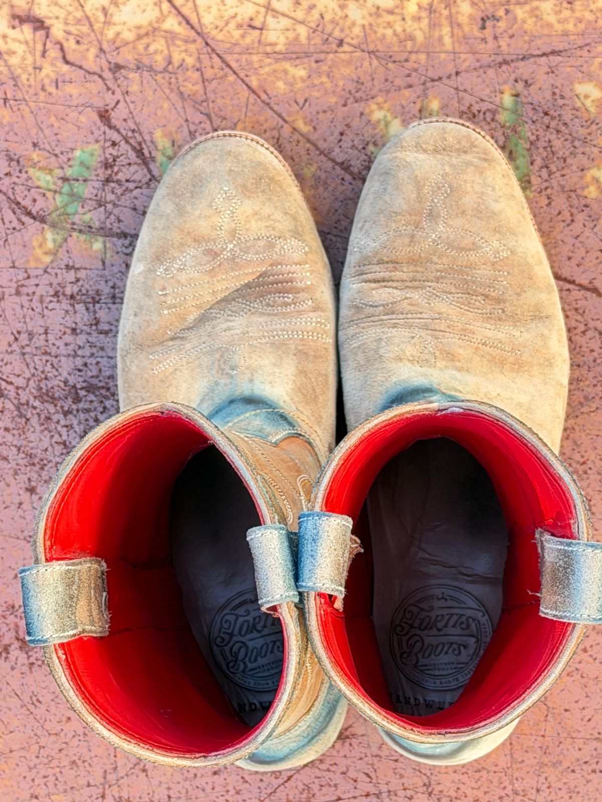 Photo by aminnix829 on November 5, 2025 of the Fortis Boots Yudistira Cowboy Boot in Natural Horsebutt Reverse.