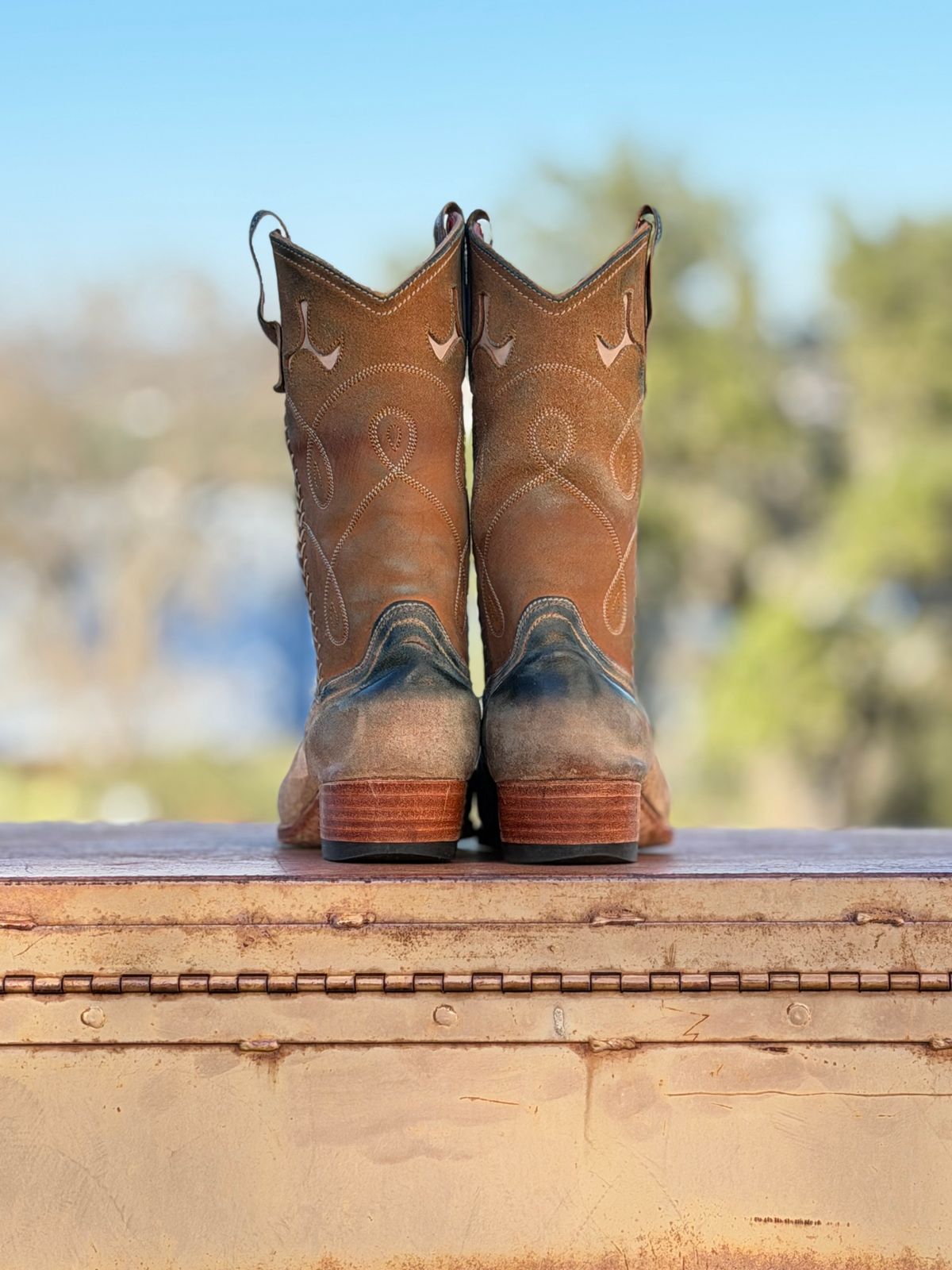 Photo by aminnix829 on December 2, 2025 of the Fortis Boots Yudistira Cowboy Boot in Natural Horsebutt Reverse.