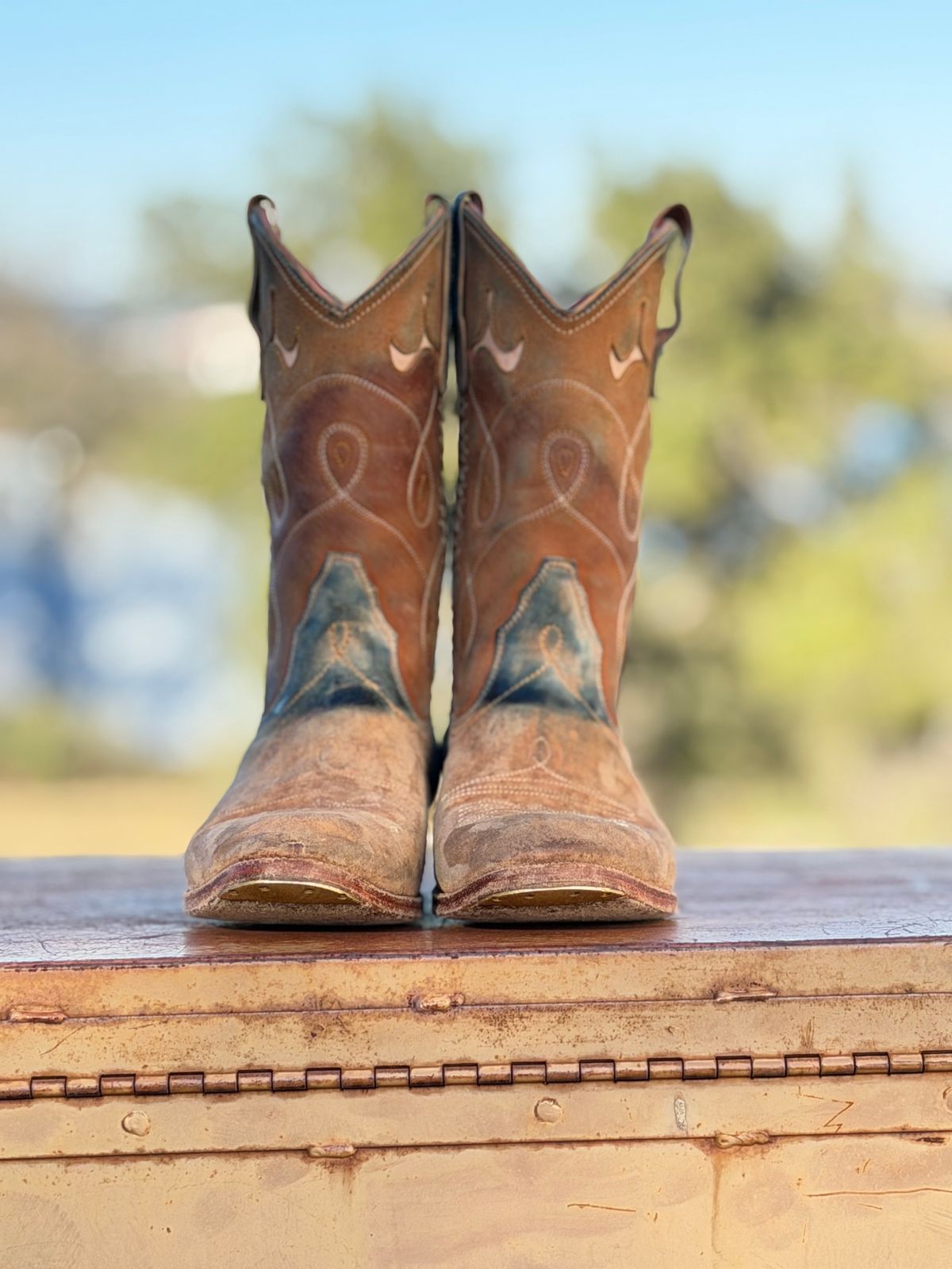 Photo by aminnix829 on December 2, 2025 of the Fortis Boots Yudistira Cowboy Boot in Natural Horsebutt Reverse.