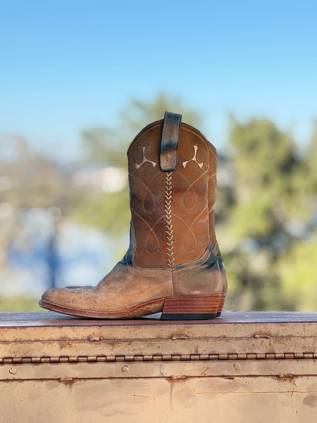 Photo by aminnix829 on December 2, 2025 of the Fortis Boots Yudistira Cowboy Boot in Natural Horsebutt Reverse.