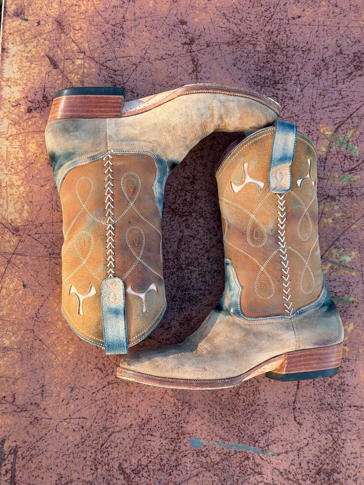 Photo by aminnix829 on December 2, 2025 of the Fortis Boots Yudistira Cowboy Boot in Natural Horsebutt Reverse.