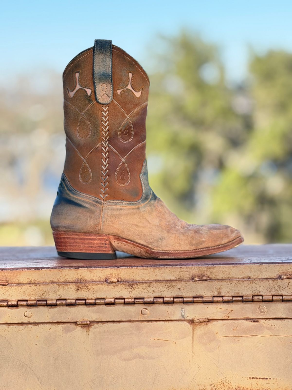 Photo by aminnix829 on December 2, 2025 of the Fortis Boots Yudistira Cowboy Boot in Natural Horsebutt Reverse.