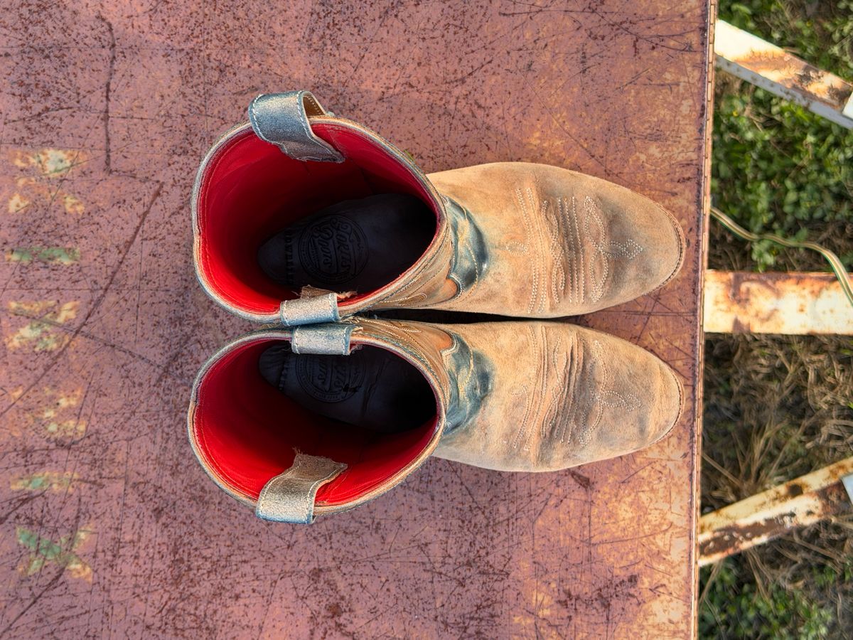 Photo by aminnix829 on December 2, 2025 of the Fortis Boots Yudistira Cowboy Boot in Natural Horsebutt Reverse.