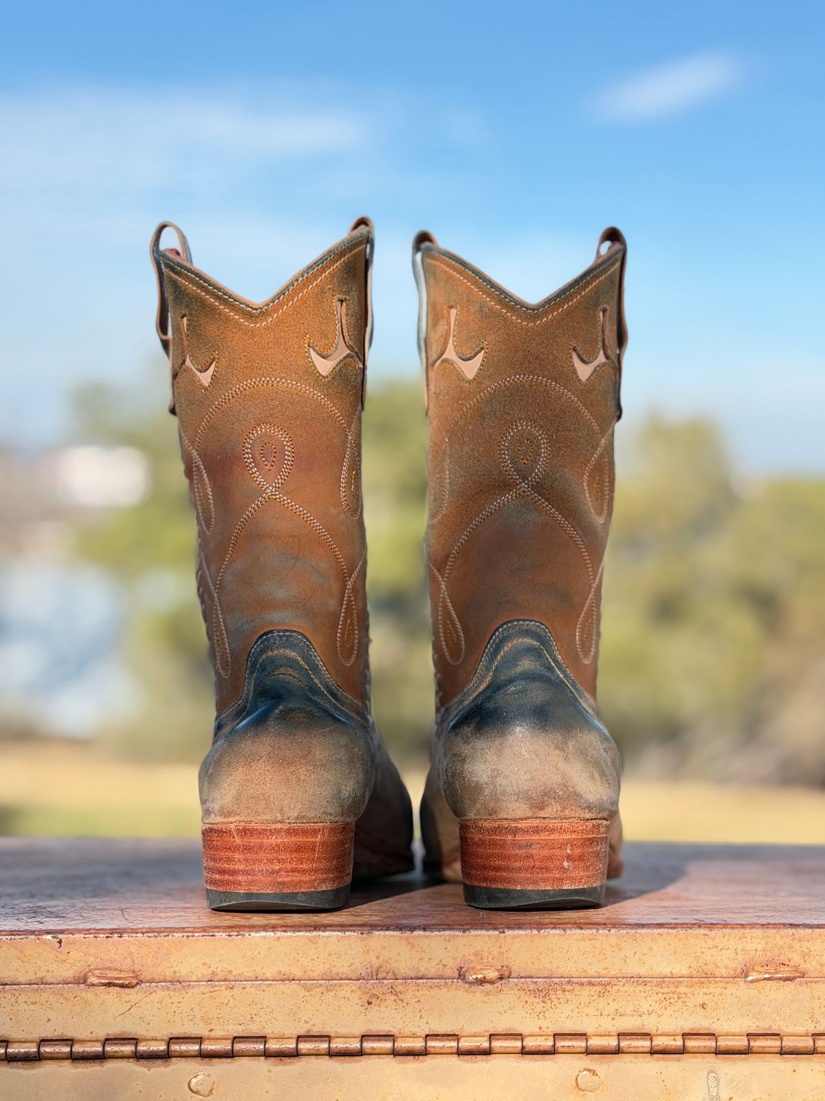 Photo by aminnix829 on January 4, 2026 of the Fortis Boots Yudistira Cowboy Boot in Natural Horsebutt Reverse.