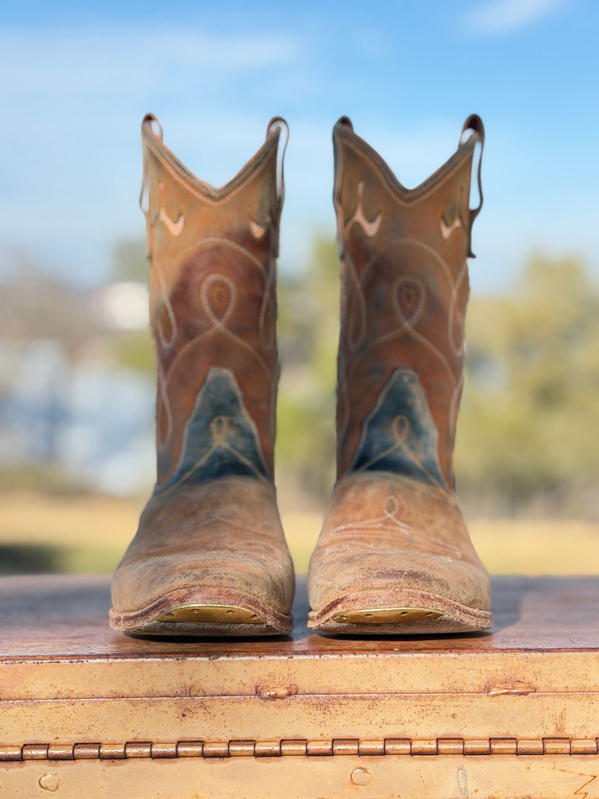 Photo by aminnix829 on January 4, 2026 of the Fortis Boots Yudistira Cowboy Boot in Natural Horsebutt Reverse.