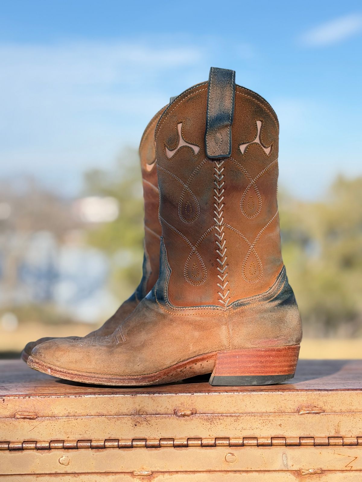 Photo by aminnix829 on January 4, 2026 of the Fortis Boots Yudistira Cowboy Boot in Natural Horsebutt Reverse.