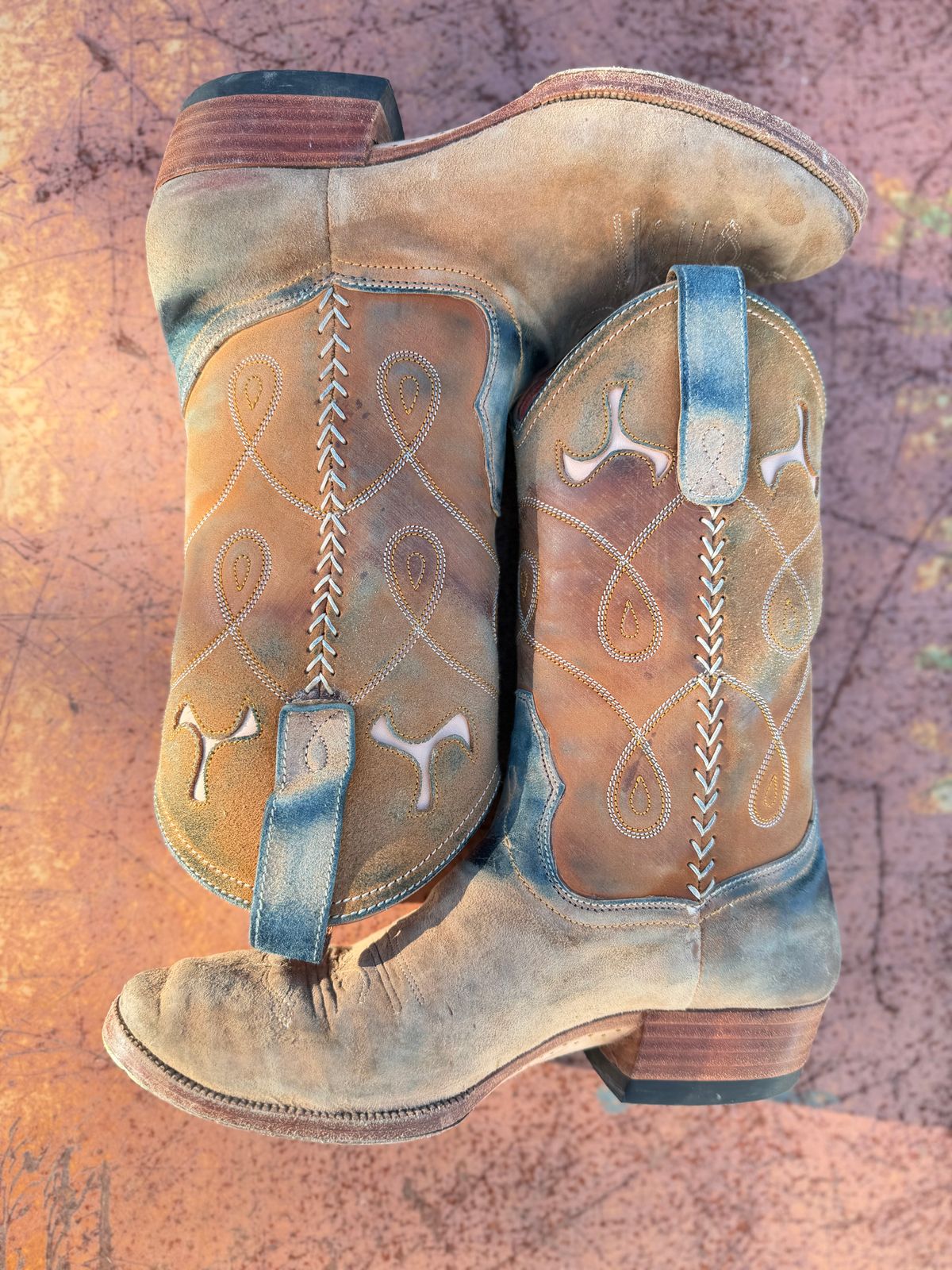 Photo by aminnix829 on January 4, 2026 of the Fortis Boots Yudistira Cowboy Boot in Natural Horsebutt Reverse.