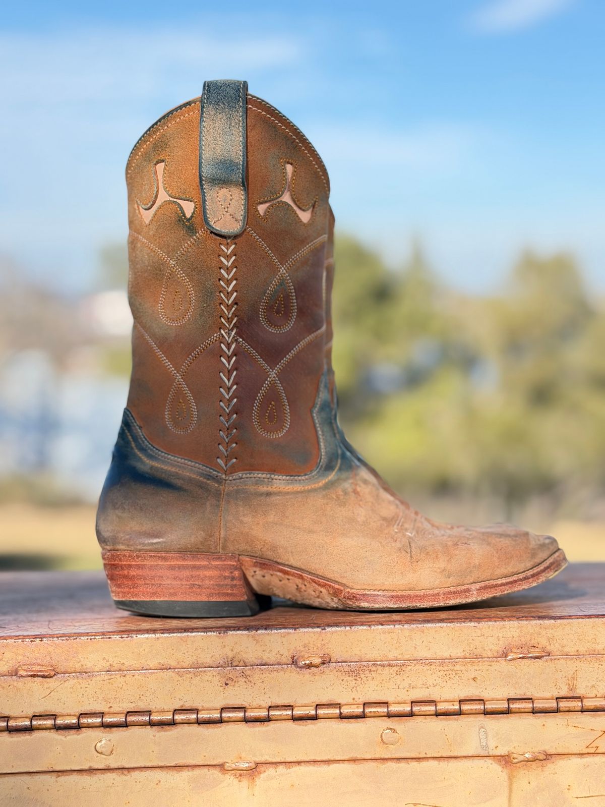 Photo by aminnix829 on January 4, 2026 of the Fortis Boots Yudistira Cowboy Boot in Natural Horsebutt Reverse.