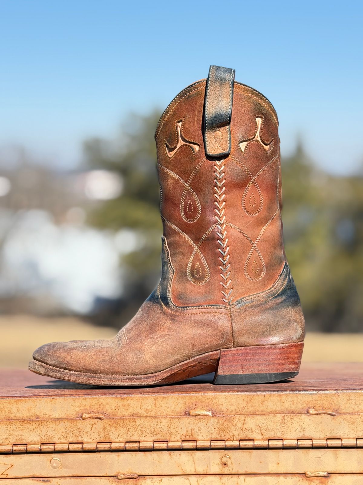 Photo by aminnix829 on February 1, 2026 of the Fortis Boots Yudistira Cowboy Boot in Natural Horsebutt Reverse.