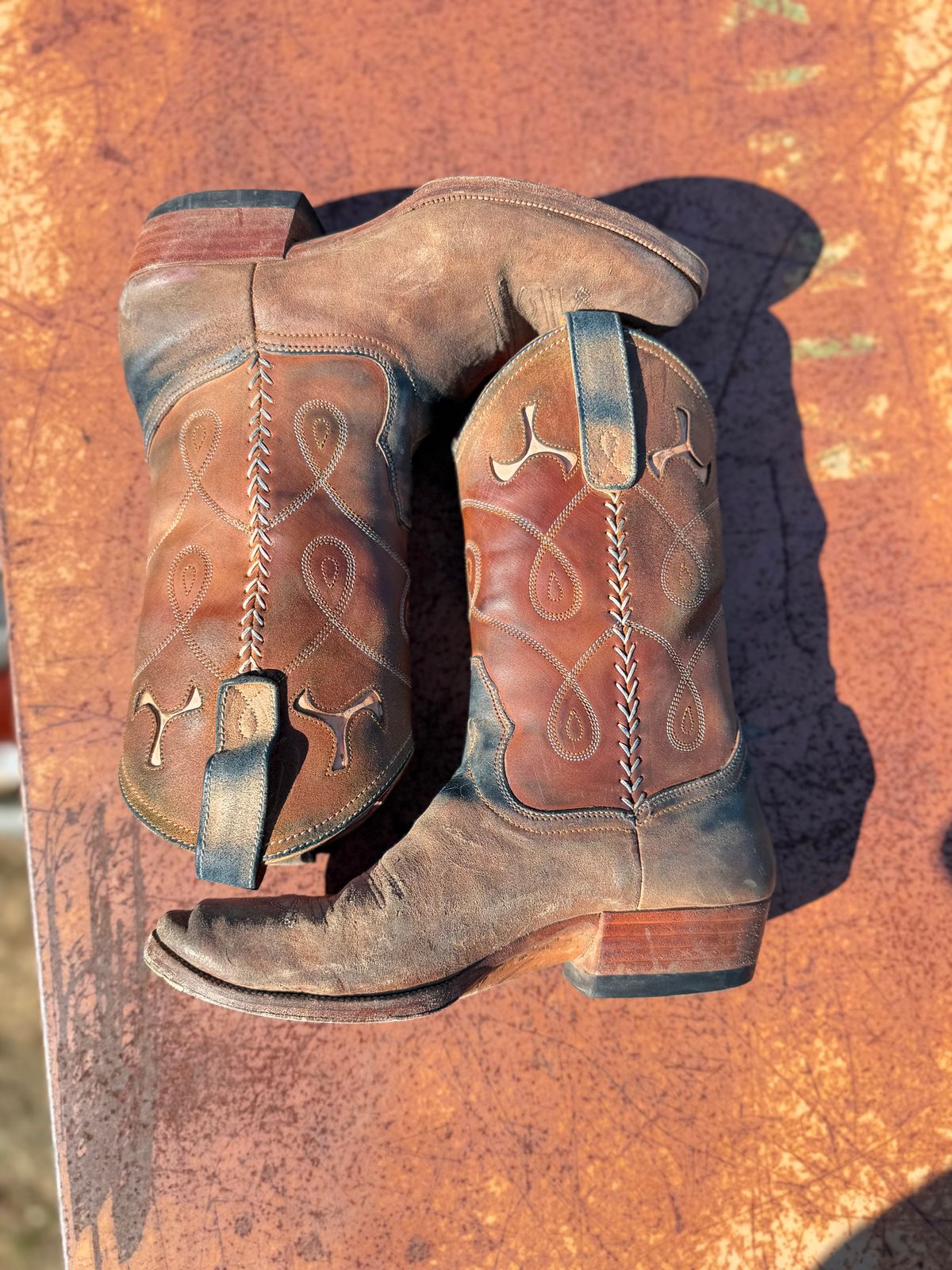 Photo by aminnix829 on February 1, 2026 of the Fortis Boots Yudistira Cowboy Boot in Natural Horsebutt Reverse.
