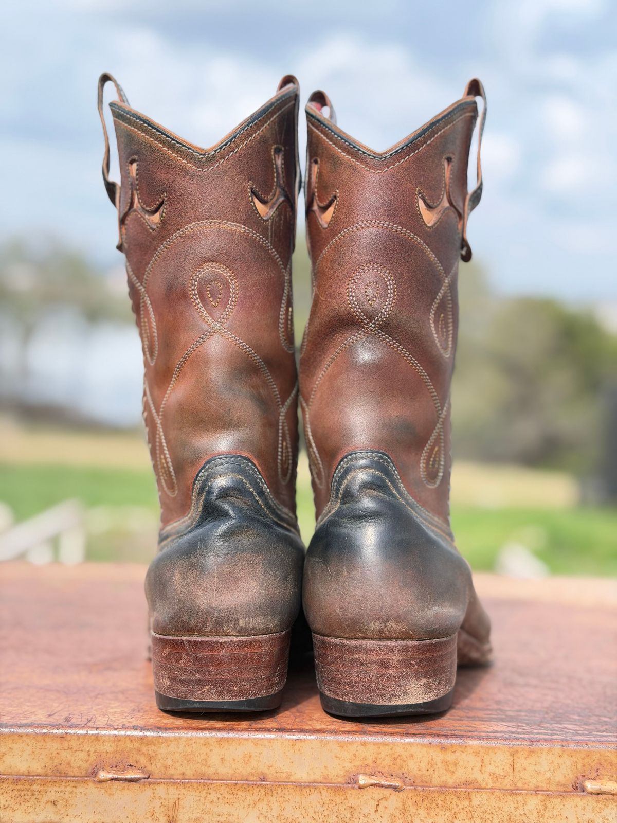 Photo by aminnix829 on March 4, 2026 of the Fortis Boots Yudistira Cowboy Boot in Natural Horsebutt Reverse.