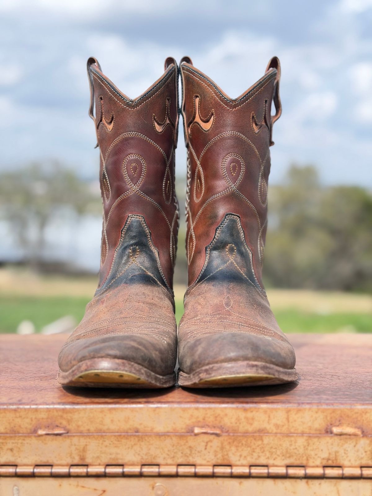 Photo by aminnix829 on March 4, 2026 of the Fortis Boots Yudistira Cowboy Boot in Natural Horsebutt Reverse.