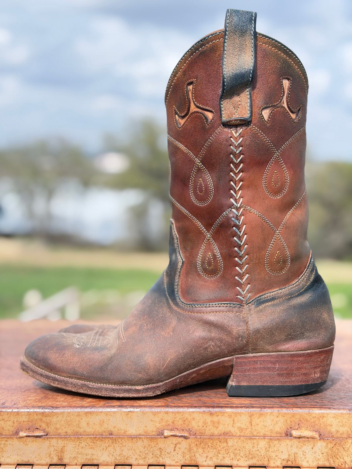 Photo by aminnix829 on March 4, 2026 of the Fortis Boots Yudistira Cowboy Boot in Natural Horsebutt Reverse.