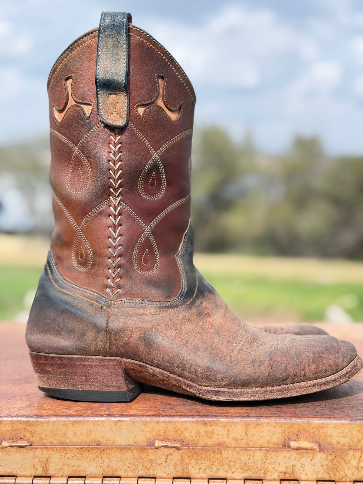 Photo by aminnix829 on March 4, 2026 of the Fortis Boots Yudistira Cowboy Boot in Natural Horsebutt Reverse.