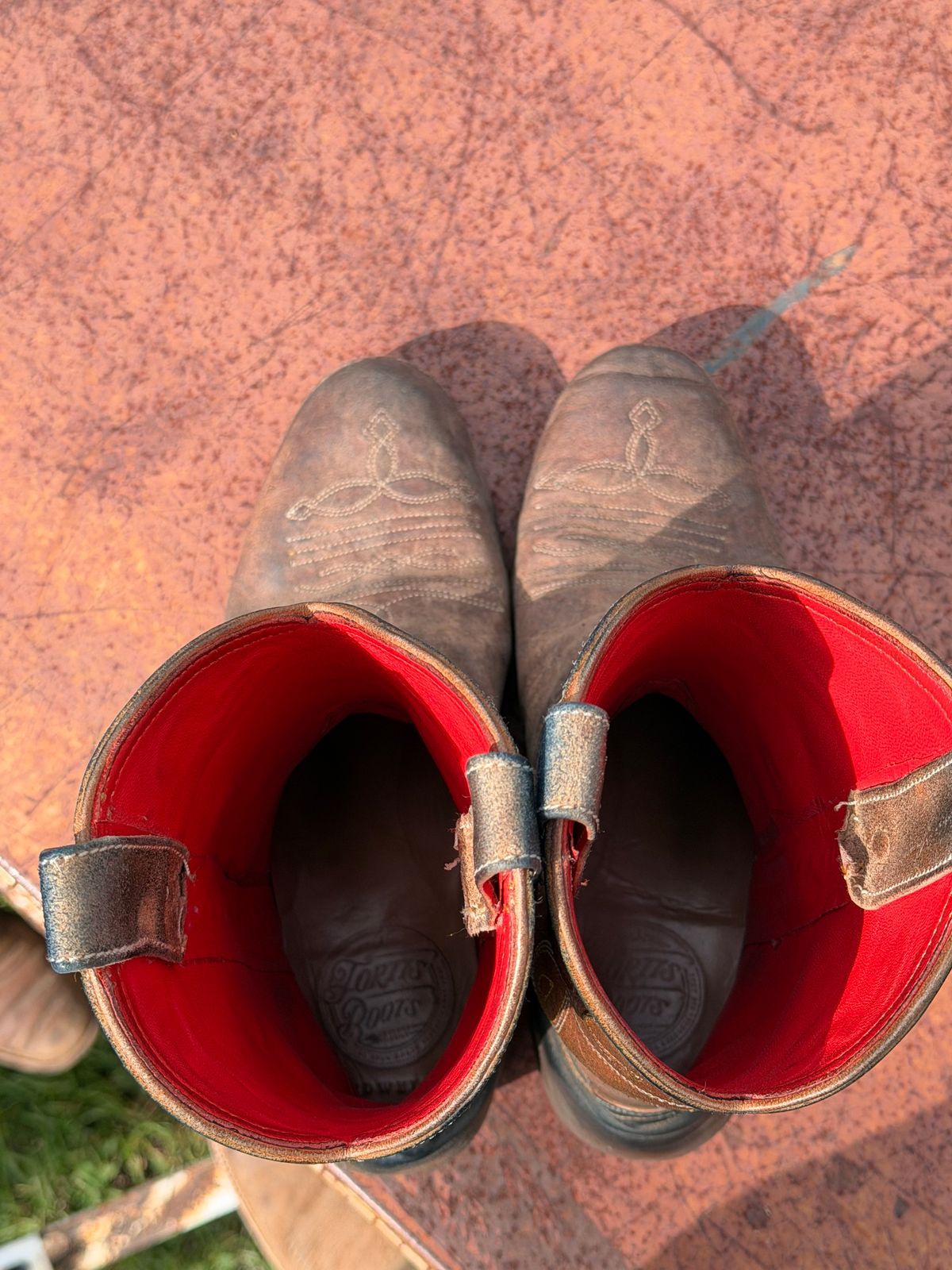 Photo by aminnix829 on March 4, 2026 of the Fortis Boots Yudistira Cowboy Boot in Natural Horsebutt Reverse.