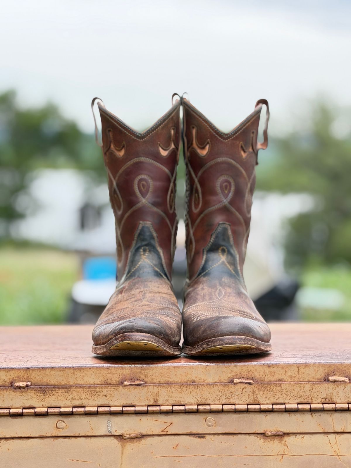 Photo by aminnix829 on April 5, 2026 of the Fortis Boots Yudistira Cowboy Boot in Natural Horsebutt Reverse.