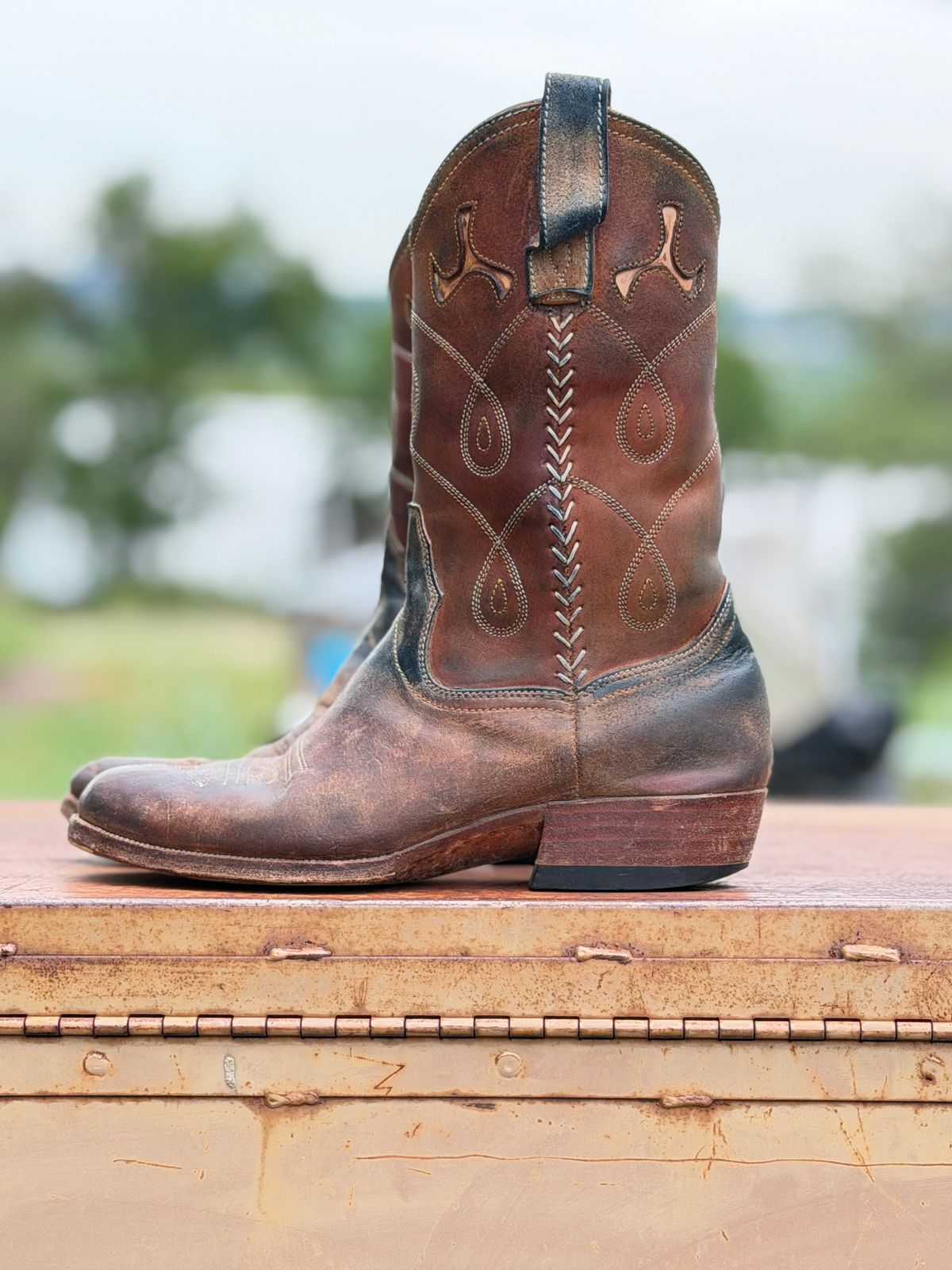 Photo by aminnix829 on April 5, 2026 of the Fortis Boots Yudistira Cowboy Boot in Natural Horsebutt Reverse.