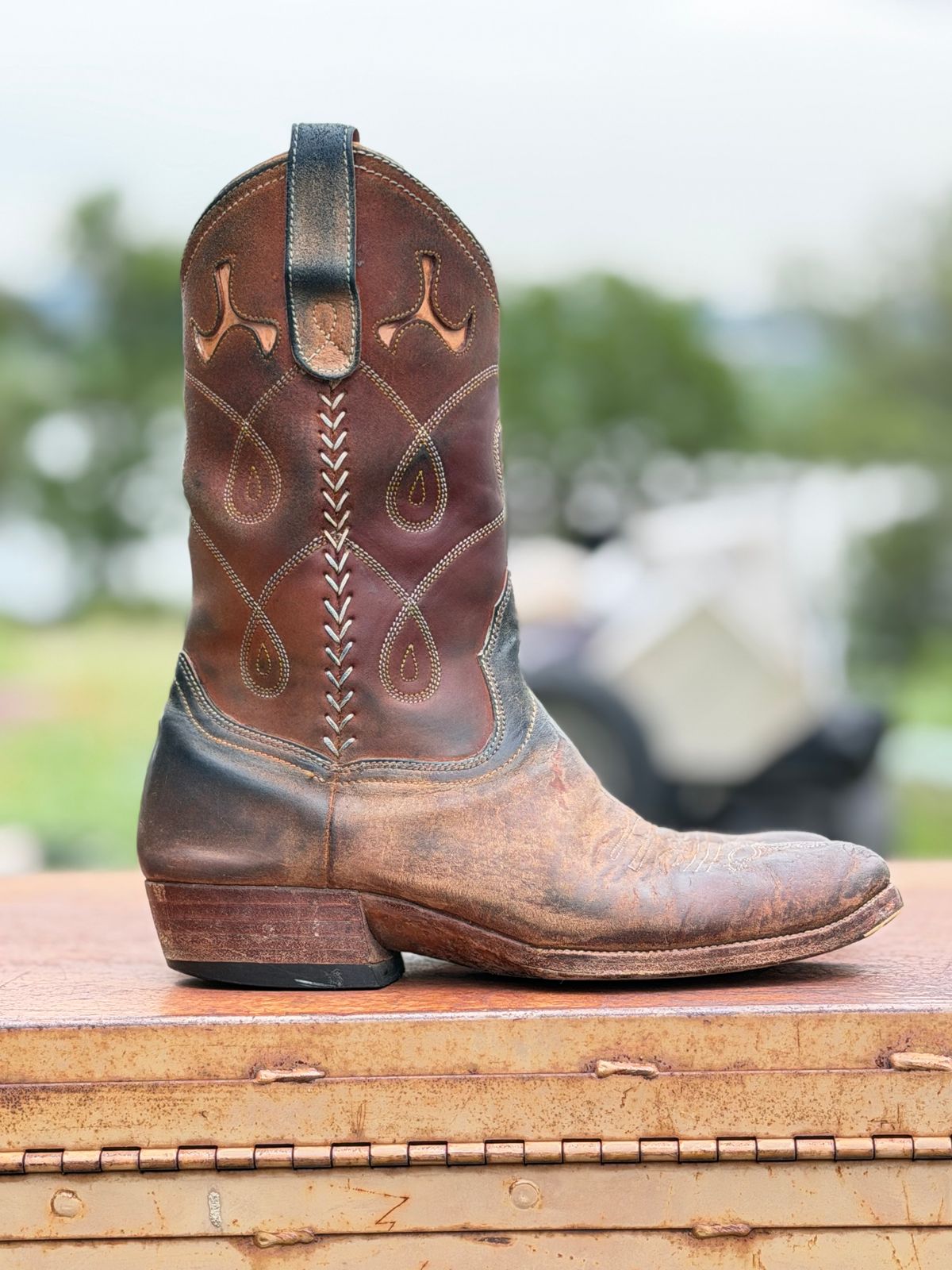 Photo by aminnix829 on April 5, 2026 of the Fortis Boots Yudistira Cowboy Boot in Natural Horsebutt Reverse.