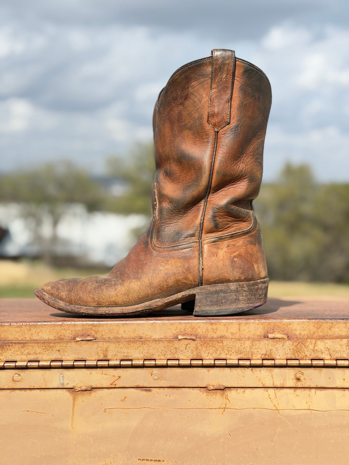 Photo by aminnix829 on March 4, 2026 of the Rios of Mercedes R9025 in Chestnut Blackhawk.