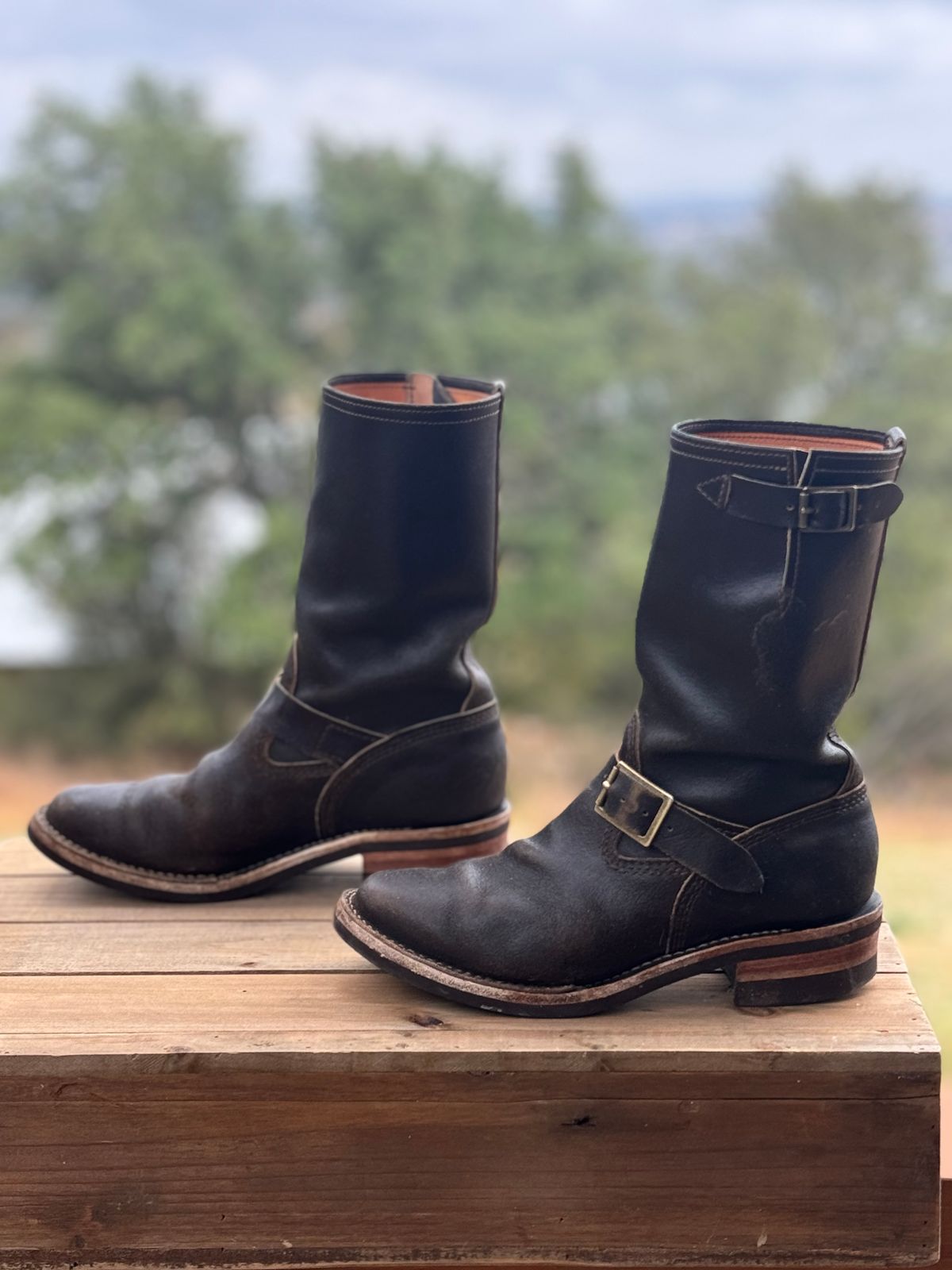 Photo by aminnix829 on November 3, 2024 of the Wesco Boss Engineer Boot in Horween Dark Olive Waxed Flesh.