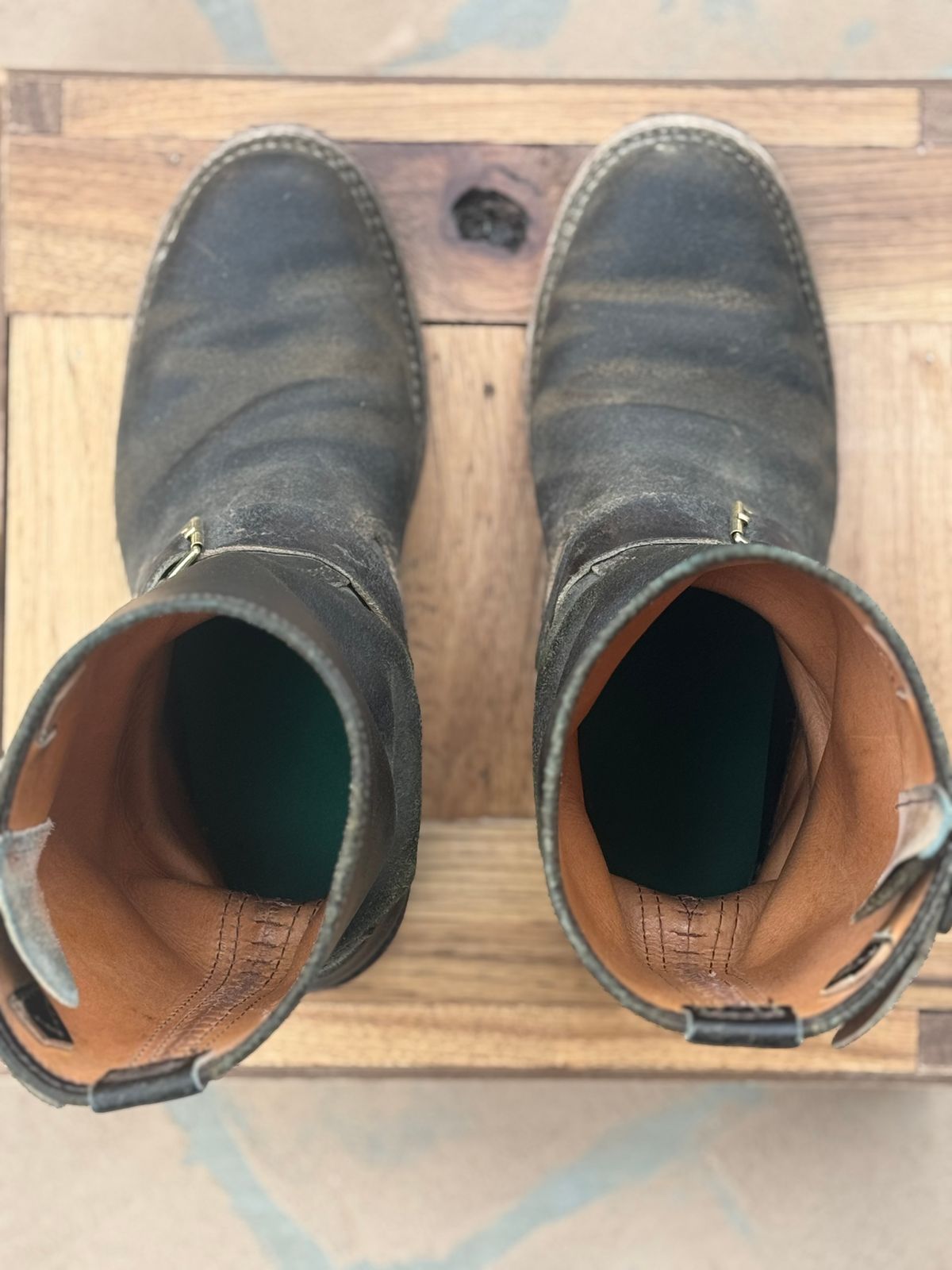 Photo by aminnix829 on December 4, 2024 of the Wesco Boss Engineer Boot in Horween Dark Olive Waxed Flesh.