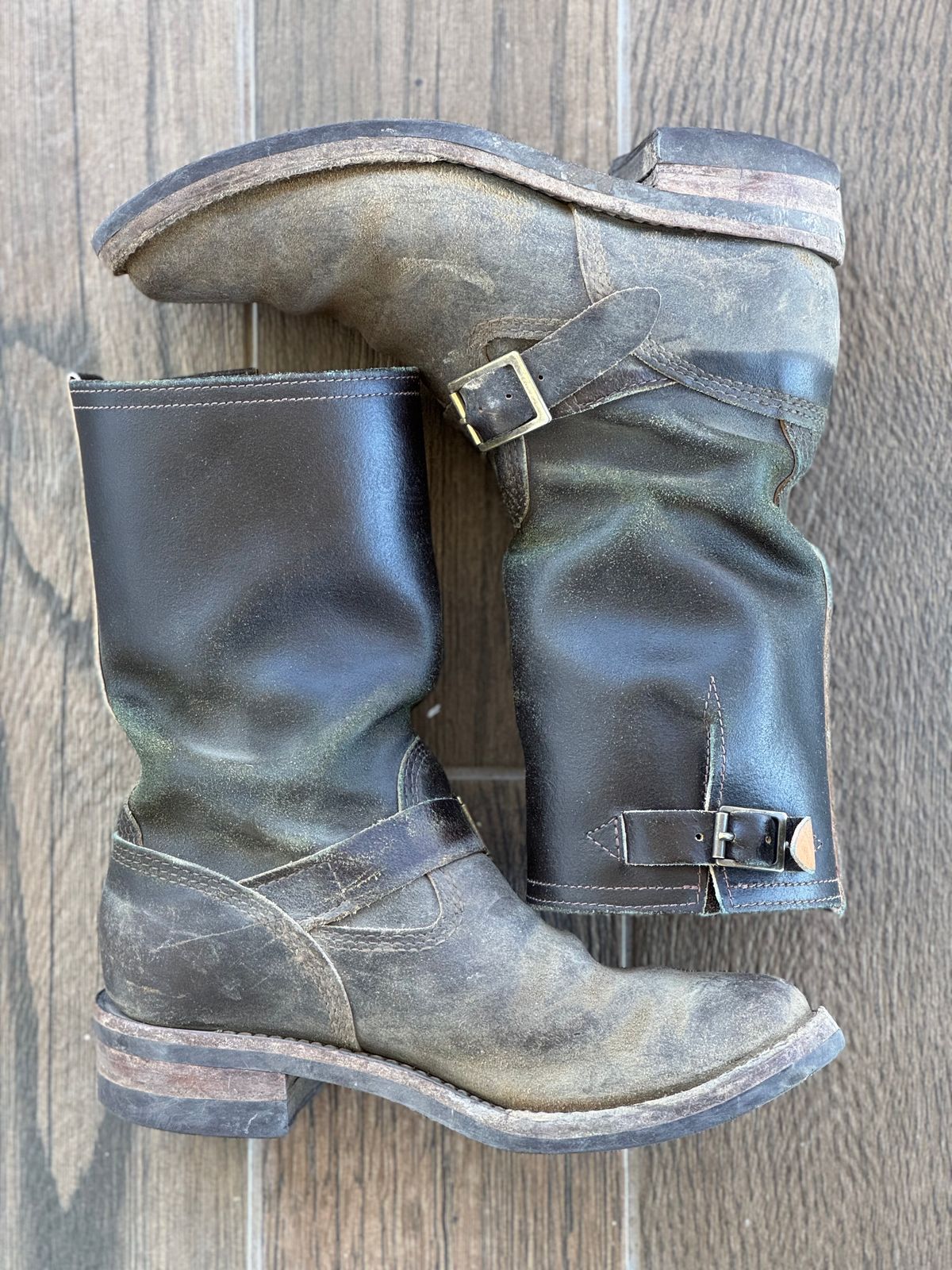Photo by aminnix829 on January 7, 2025 of the Wesco Boss Engineer Boot in Horween Dark Olive Waxed Flesh.
