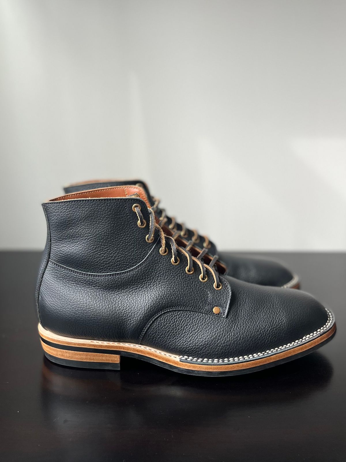 Photo by Harrison on October 1, 2022 of the Østmo Type I in Aarenes Black Chrome Scotchgrain.